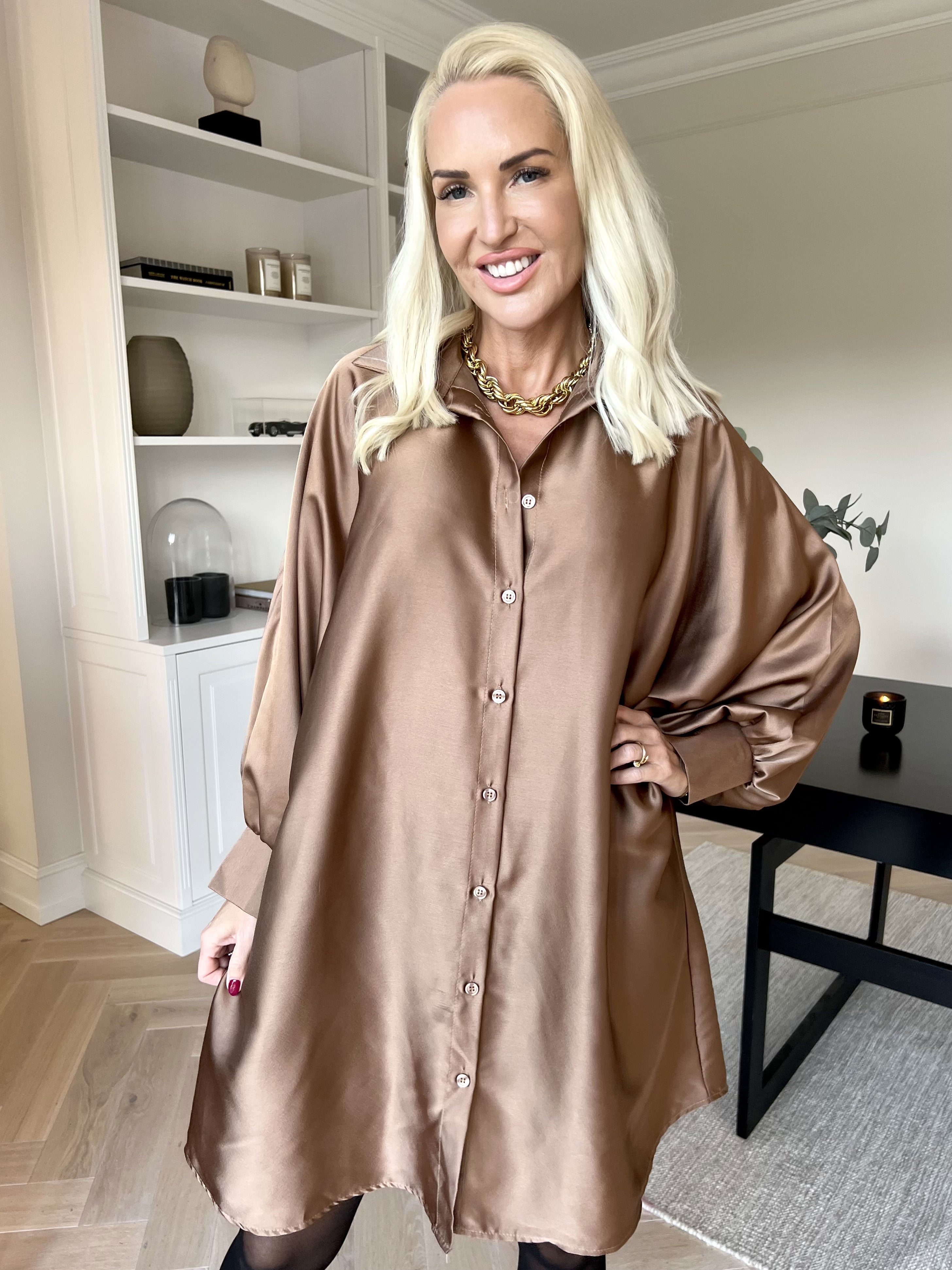 Feliciti long - Shiny skjortklänning med fladdermusärmar