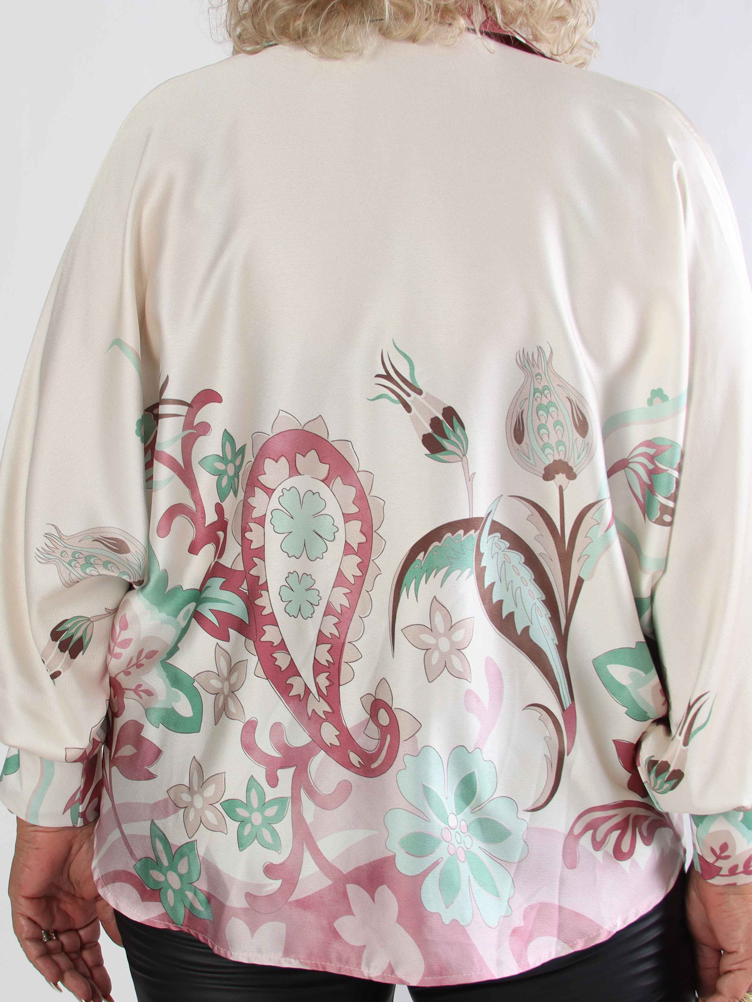 Feliciti Paisley - Mönstrad plus size skjorta med fladdermusärmar