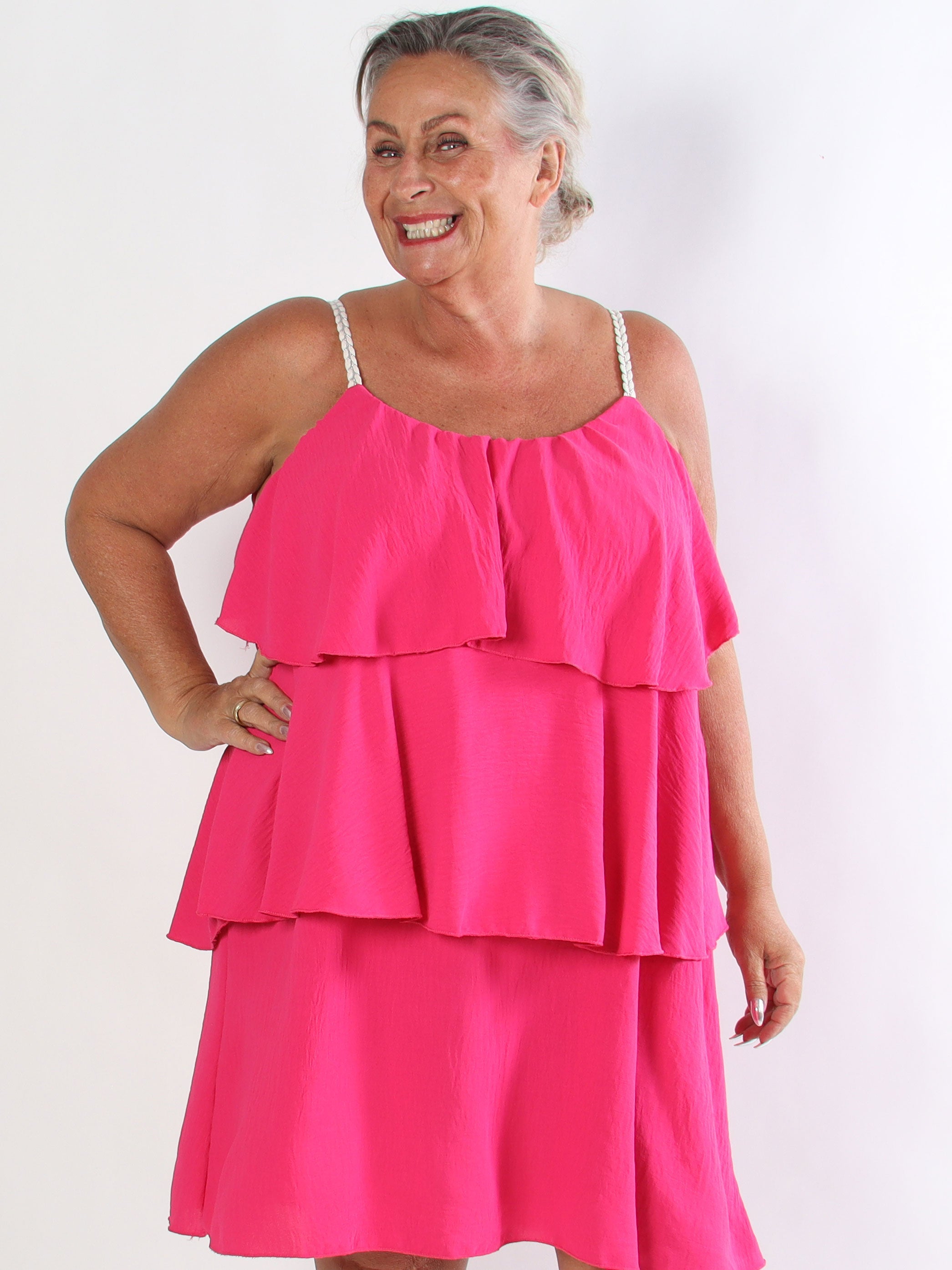Feliz - Plus size sommerkjole i viskose med flettede stropper og flæser