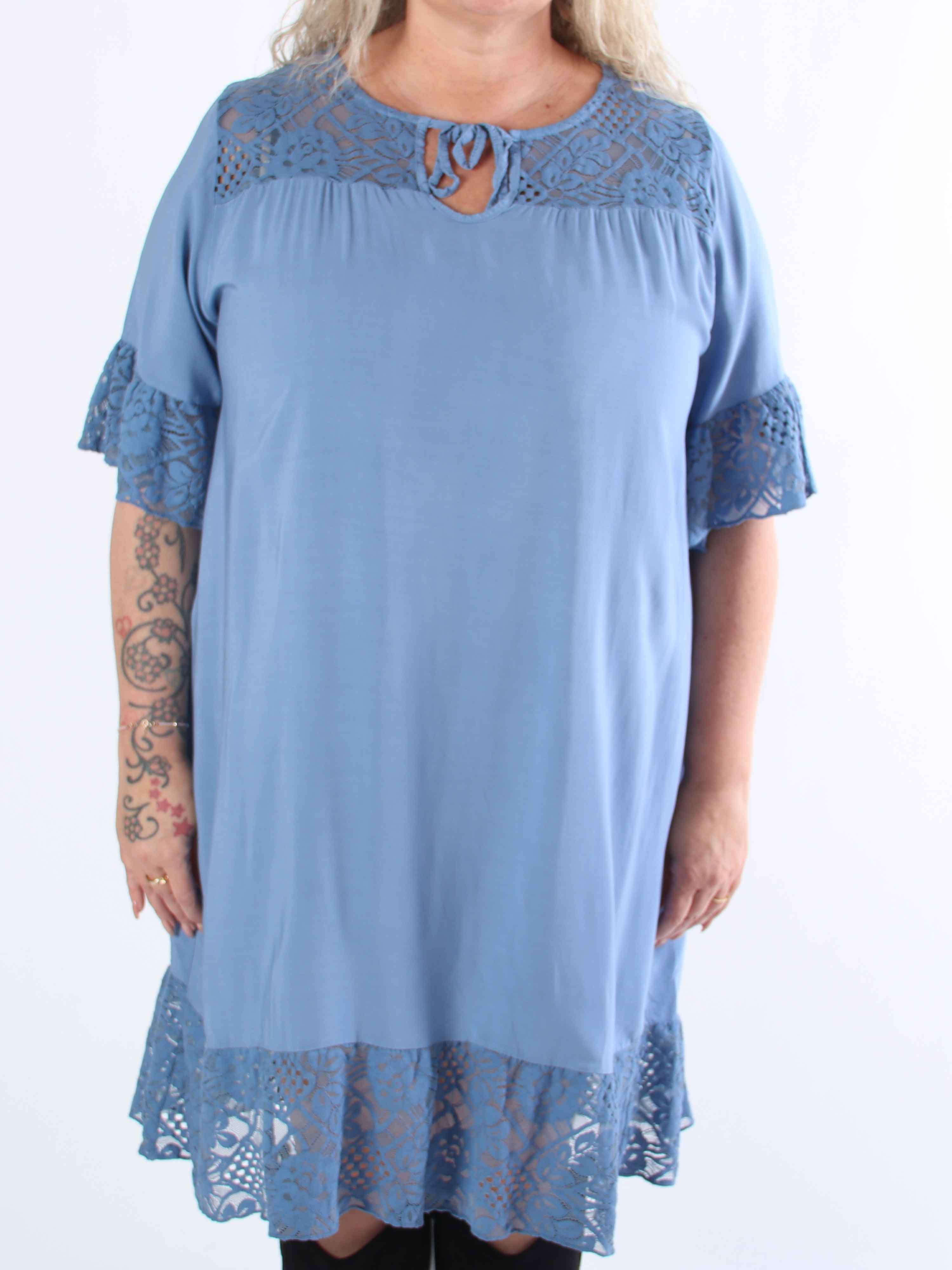Floriza - Söt plus size-klänning i viskos med spetskant