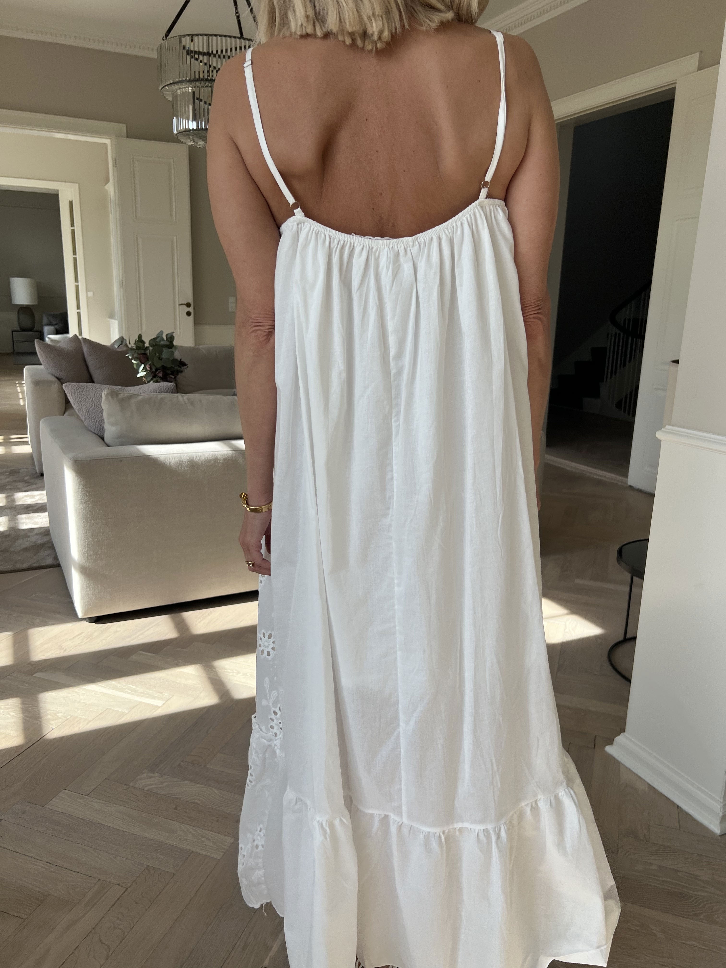 Freya - Lång klänning i bomull med broderie anglaise framtill