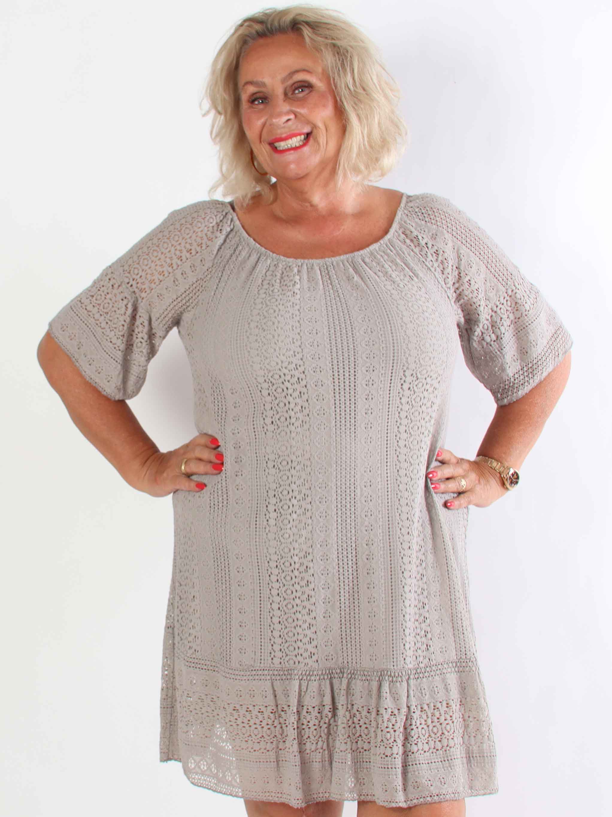 Galateia Sleeves - Plus size klänning i mjuk spets i bomull