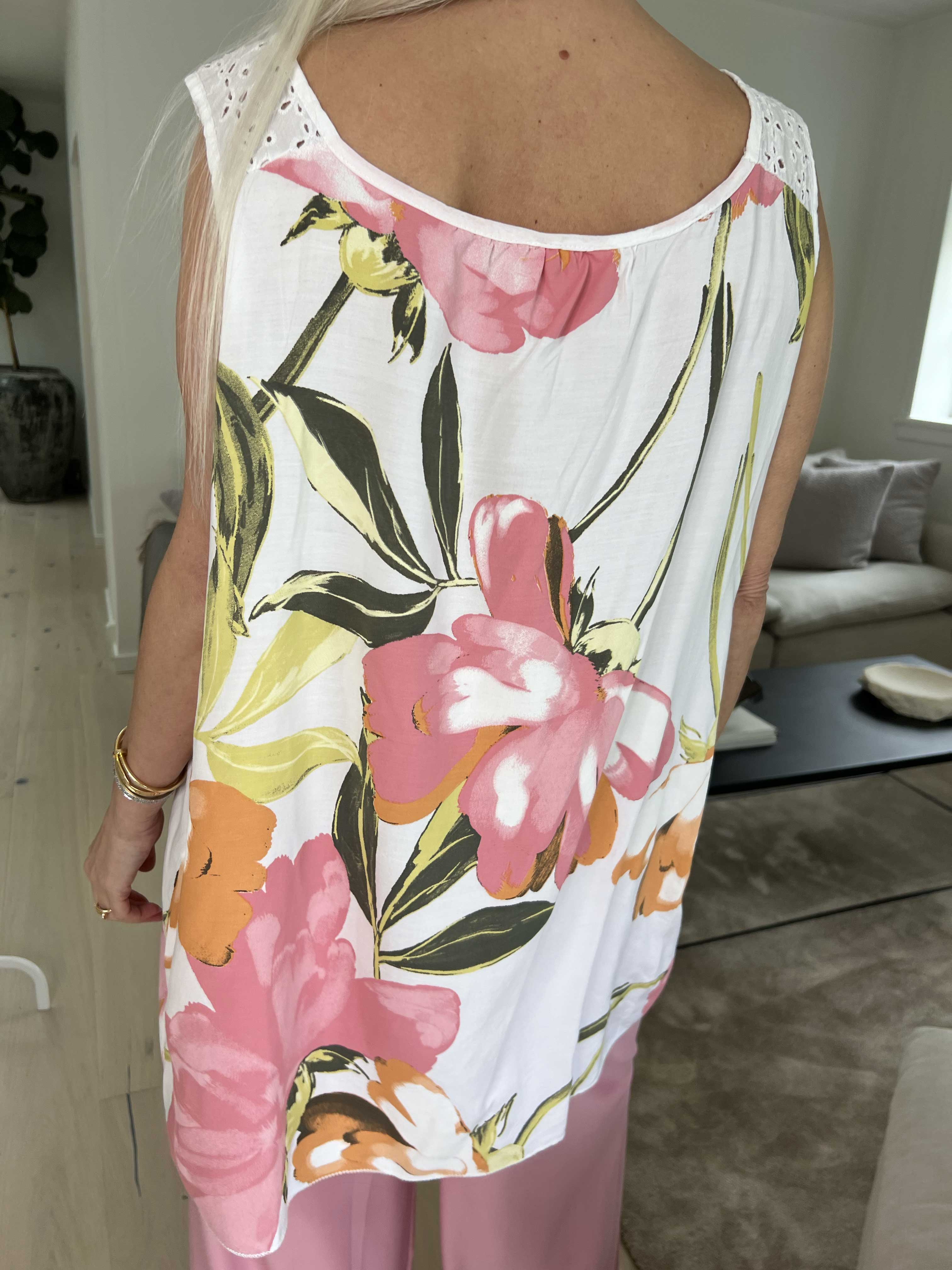 Goria - Söt blommig topp i lätt viskostyg
