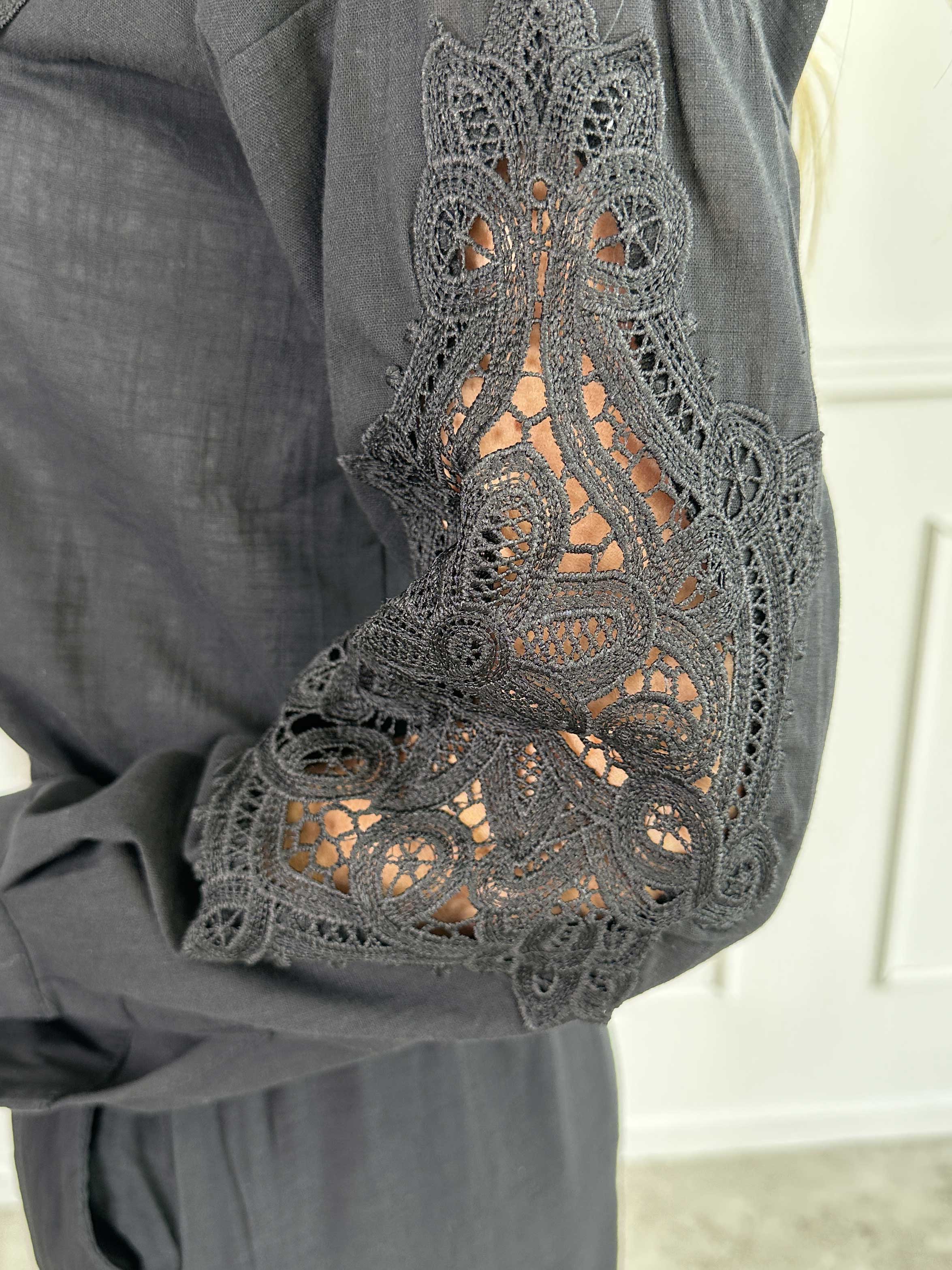 Gracie - Feminin skjorta med broderingar