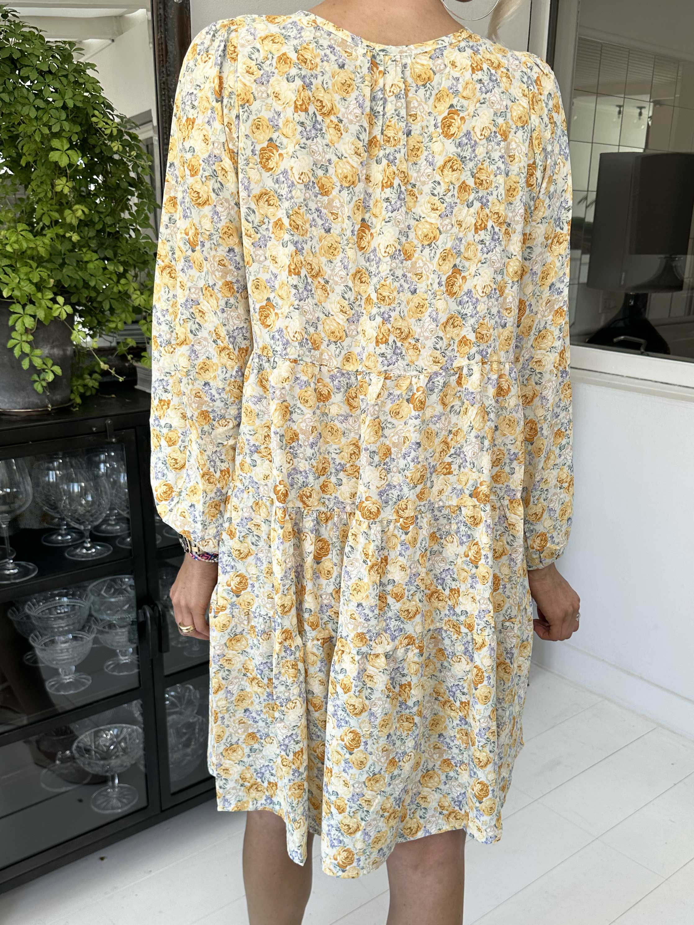 Hannah - Söt blommig klänning med lager på lager look