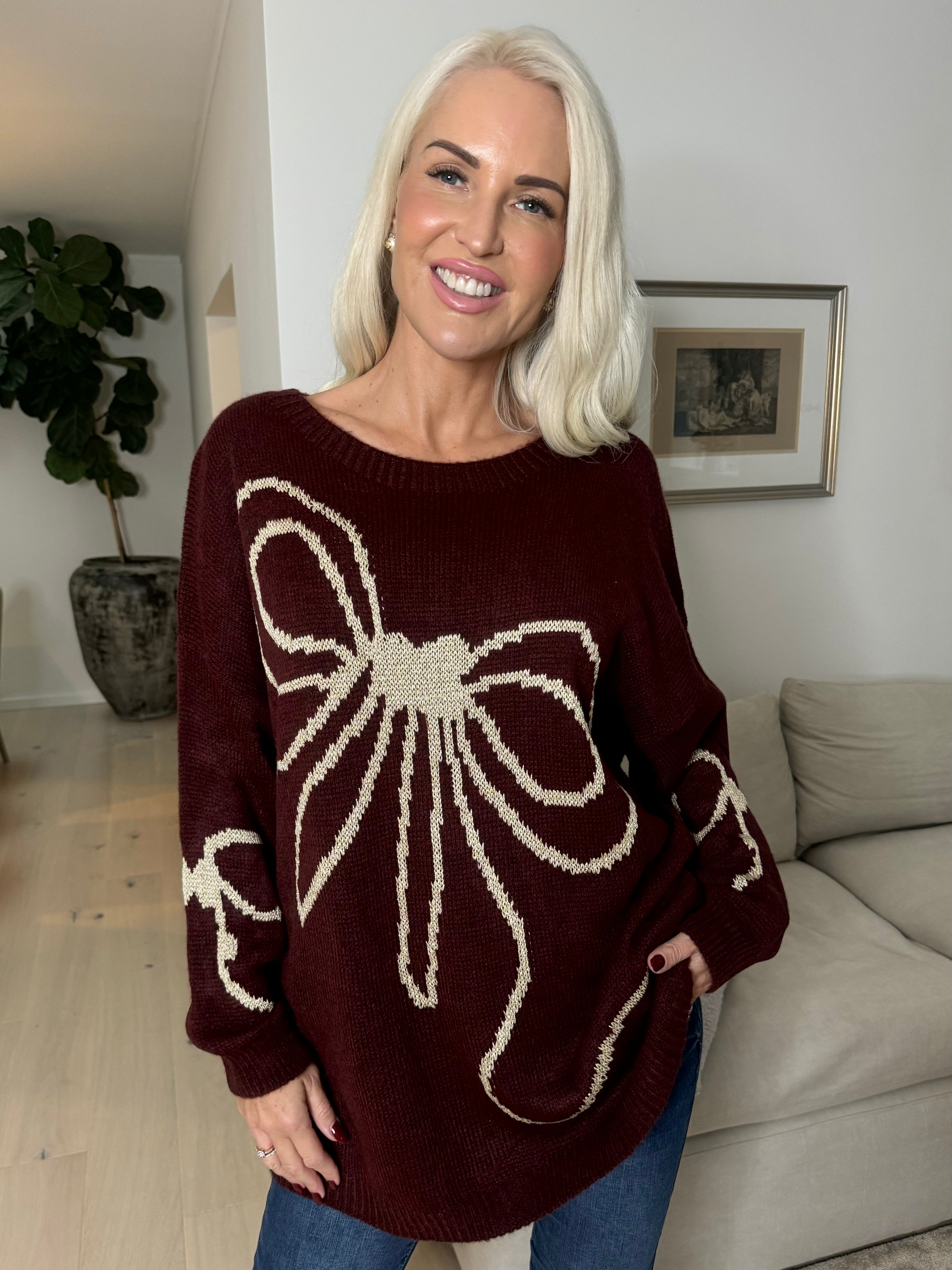 Ruby - Stickad tröja med ull och rosett i guldtråd