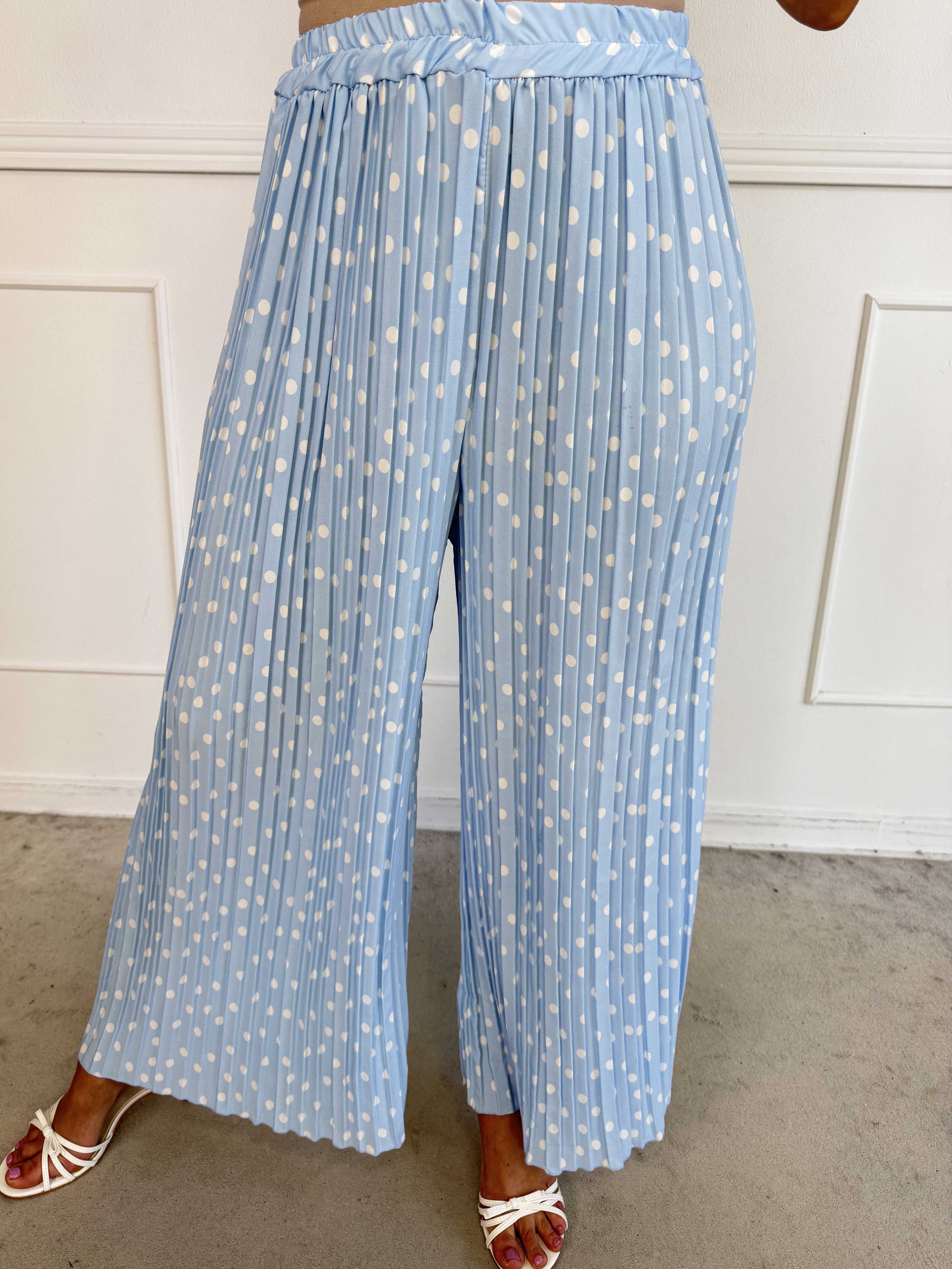 Zina – Elegant set med prickar och veckad design