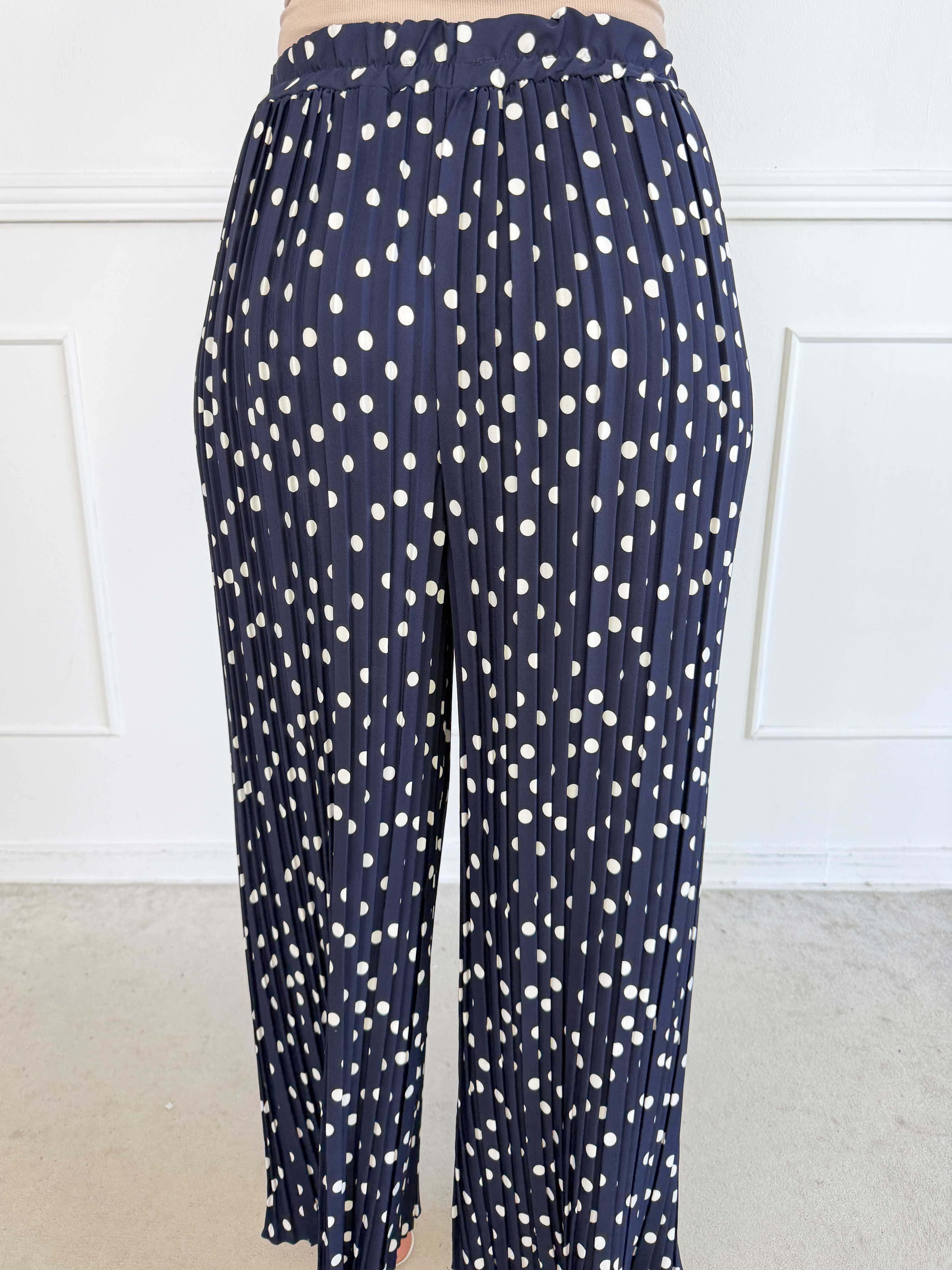 Zina – Elegant set med prickar och veckad design