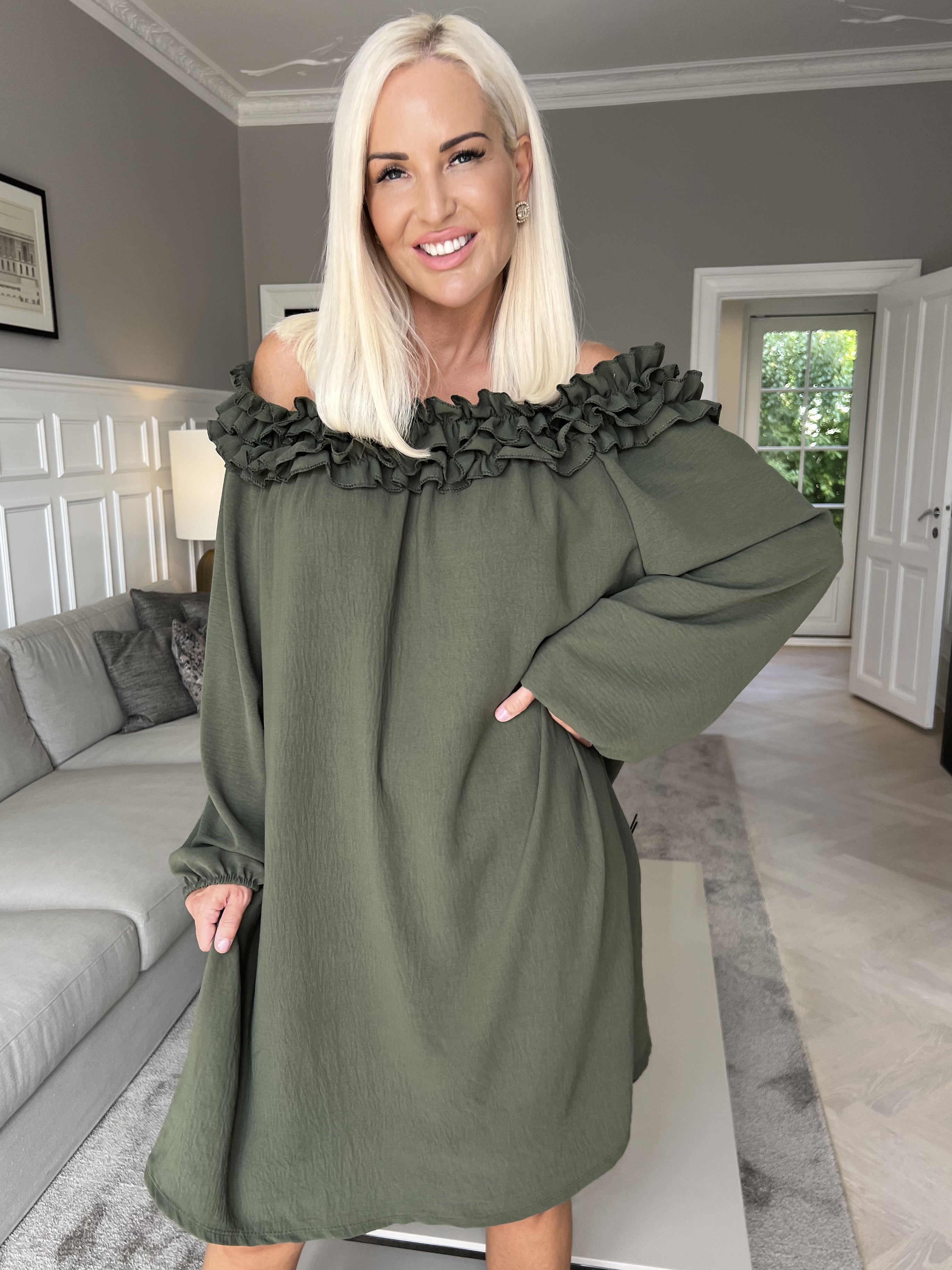 Chili Dress - Klänning med långa ärmar och volanger