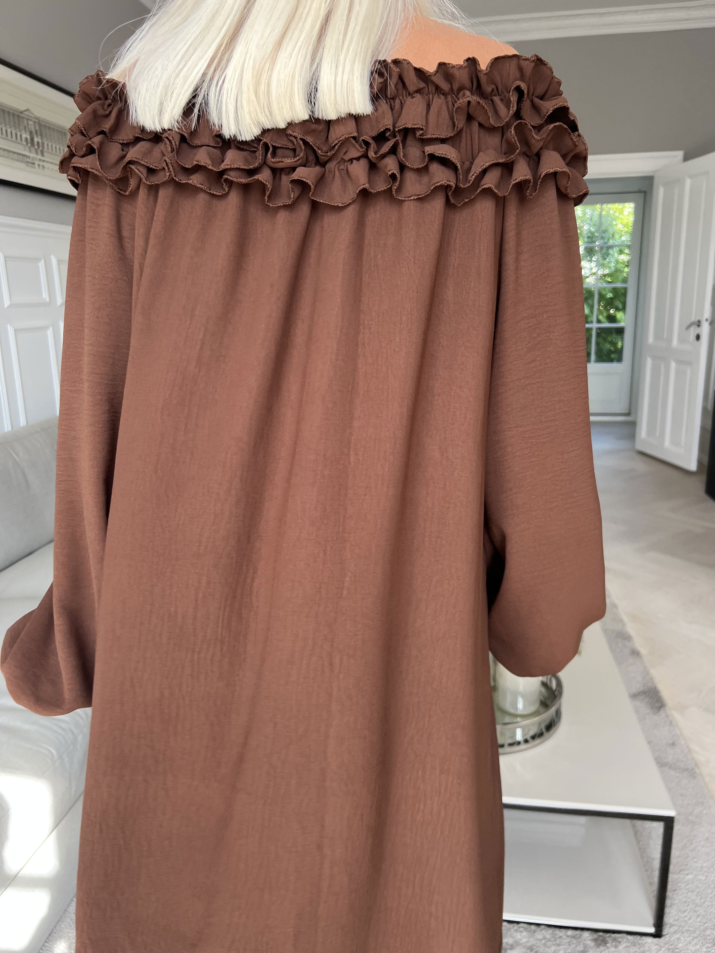 Chili Dress - Klänning med långa ärmar och volanger