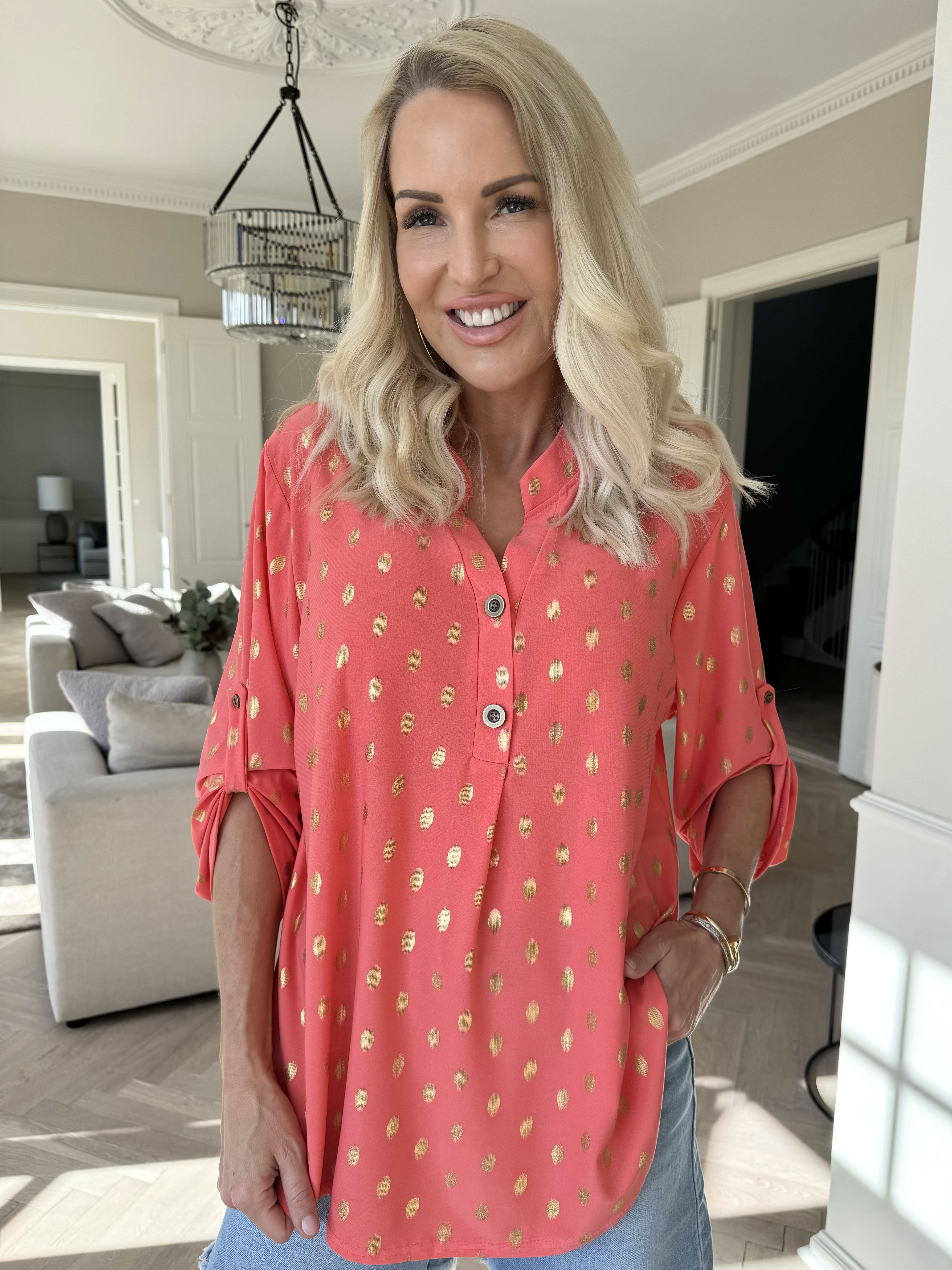 Ebba Gold Shirt - Elastisk blus med guld prickar
