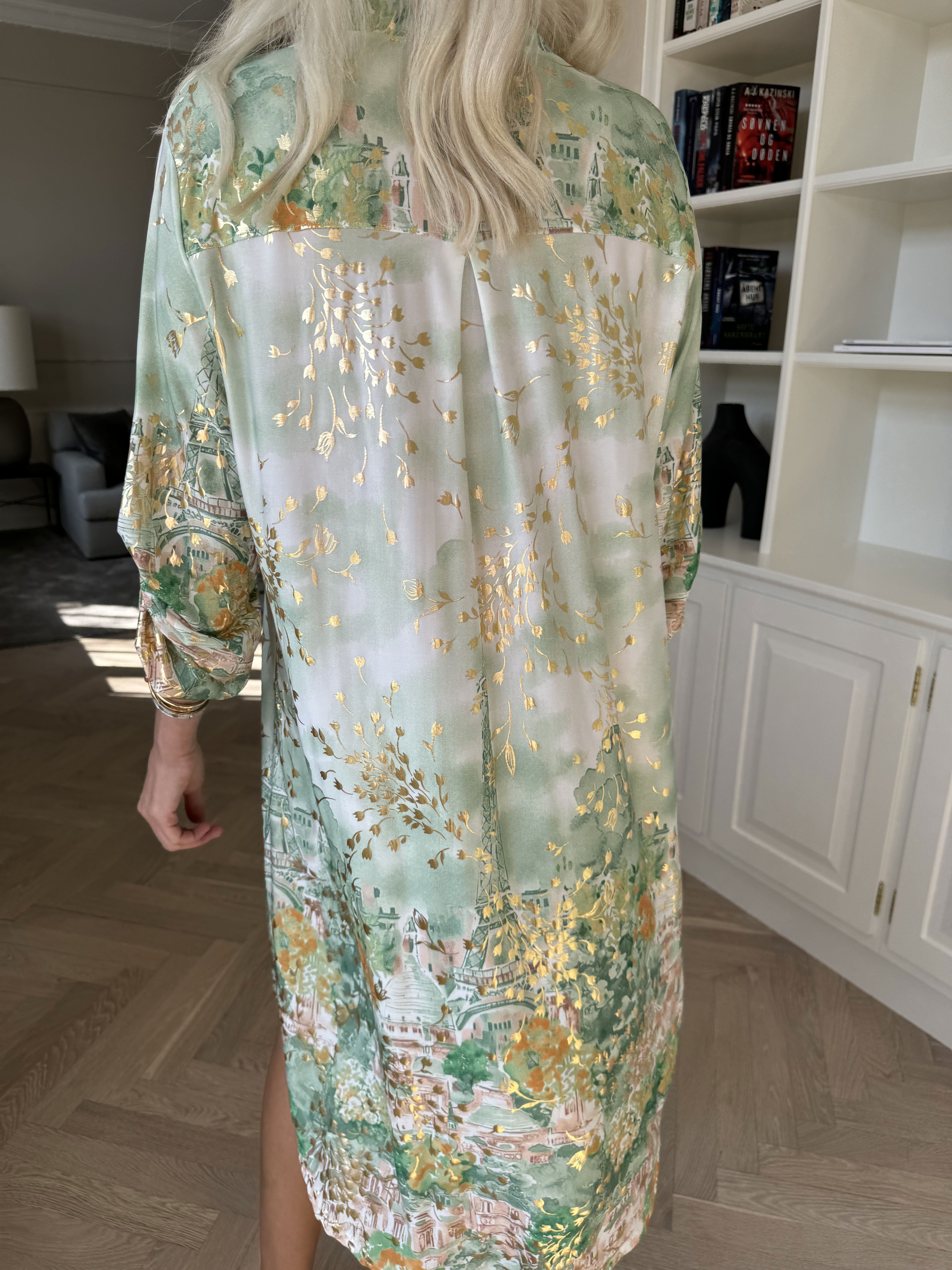Ebba Paris Long - Elastisk mönstrad klänning med gulddetaljer