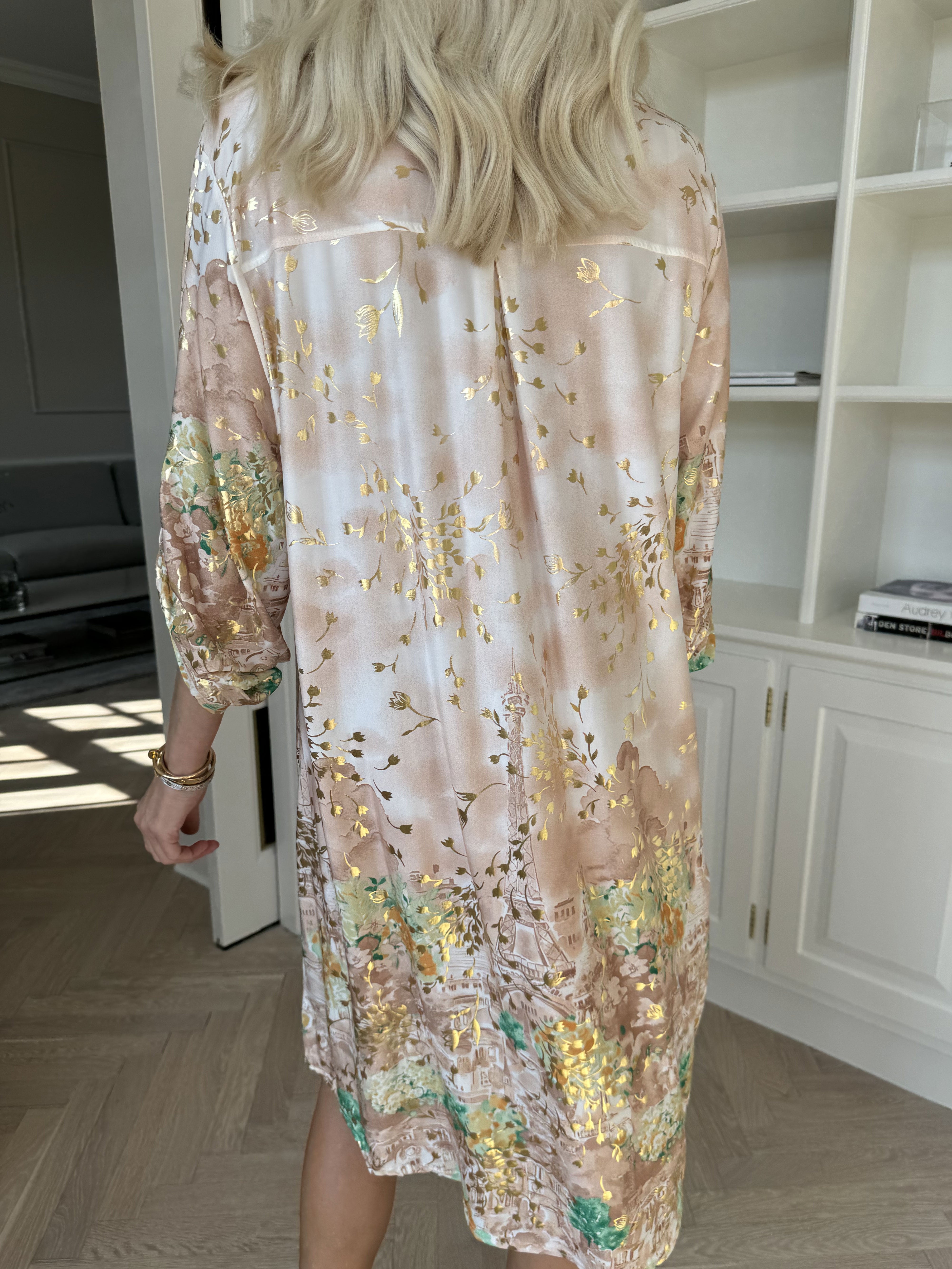 Ebba Paris Long - Elastisk mönstrad klänning med gulddetaljer