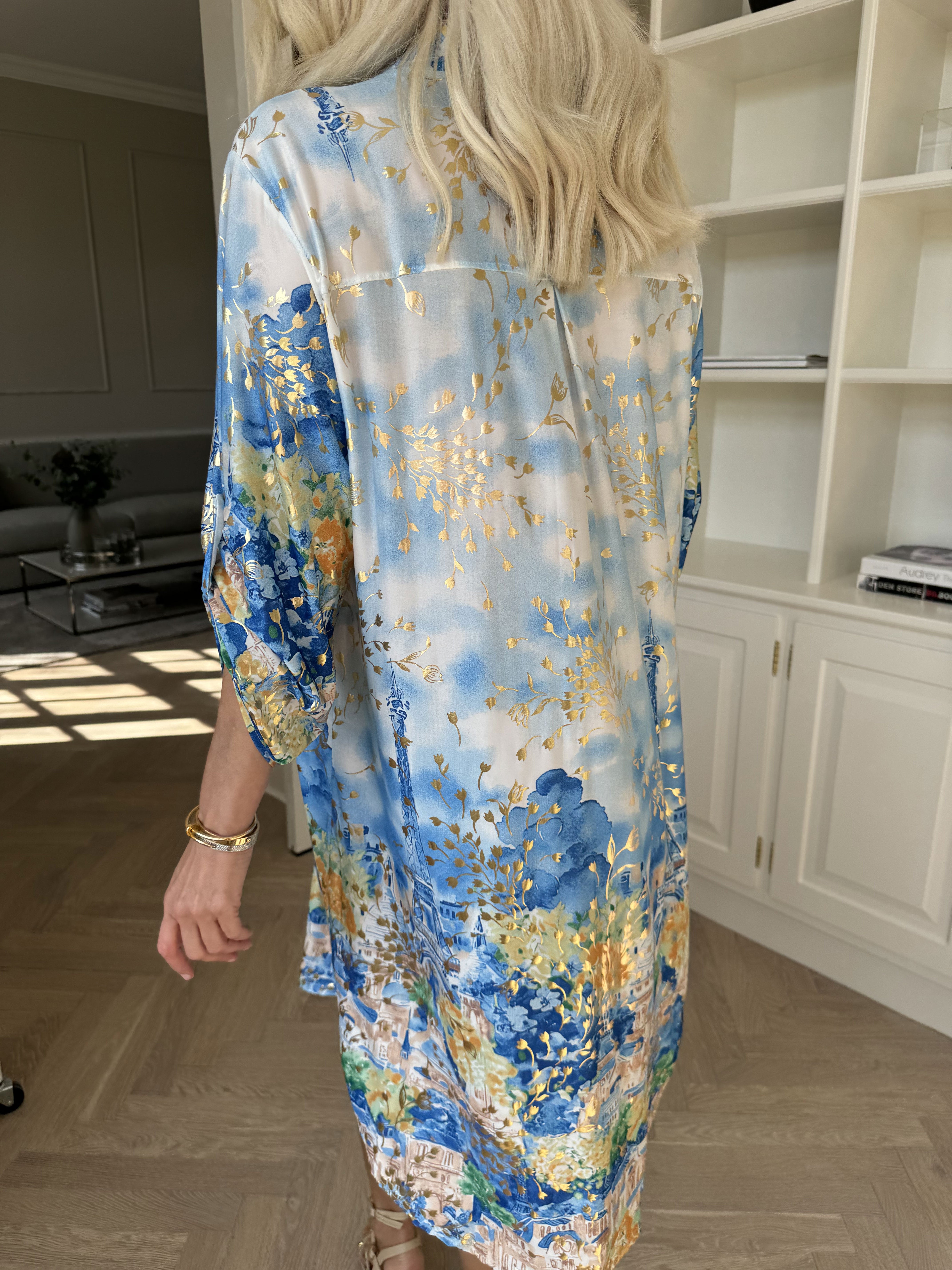 Ebba Paris Long - Elastisk mönstrad klänning med gulddetaljer