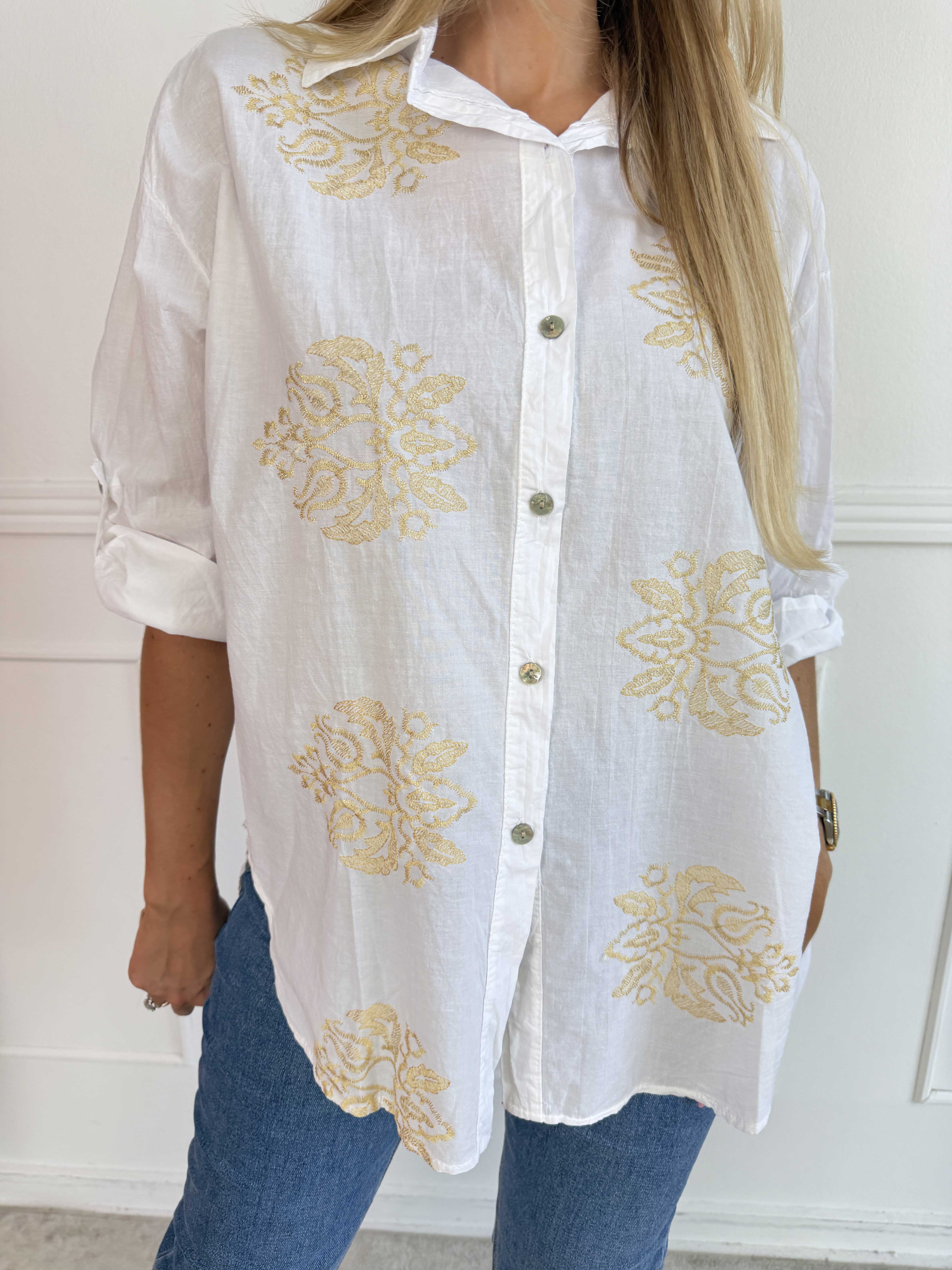 Catherina – Elegant bomullsskjorta med fina, broderade gulddetaljer