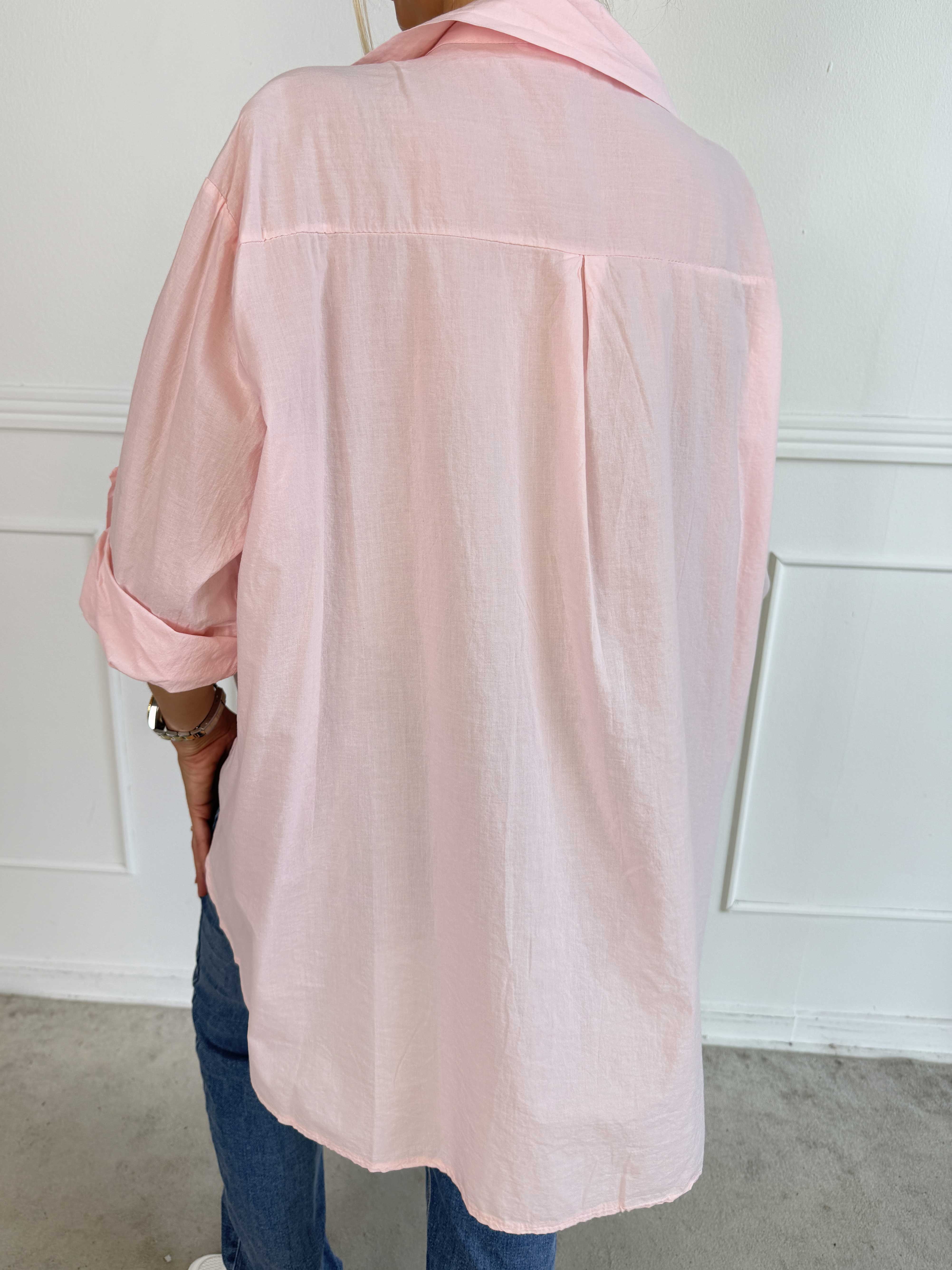 Catherina – Elegant bomullsskjorta med fina, broderade gulddetaljer