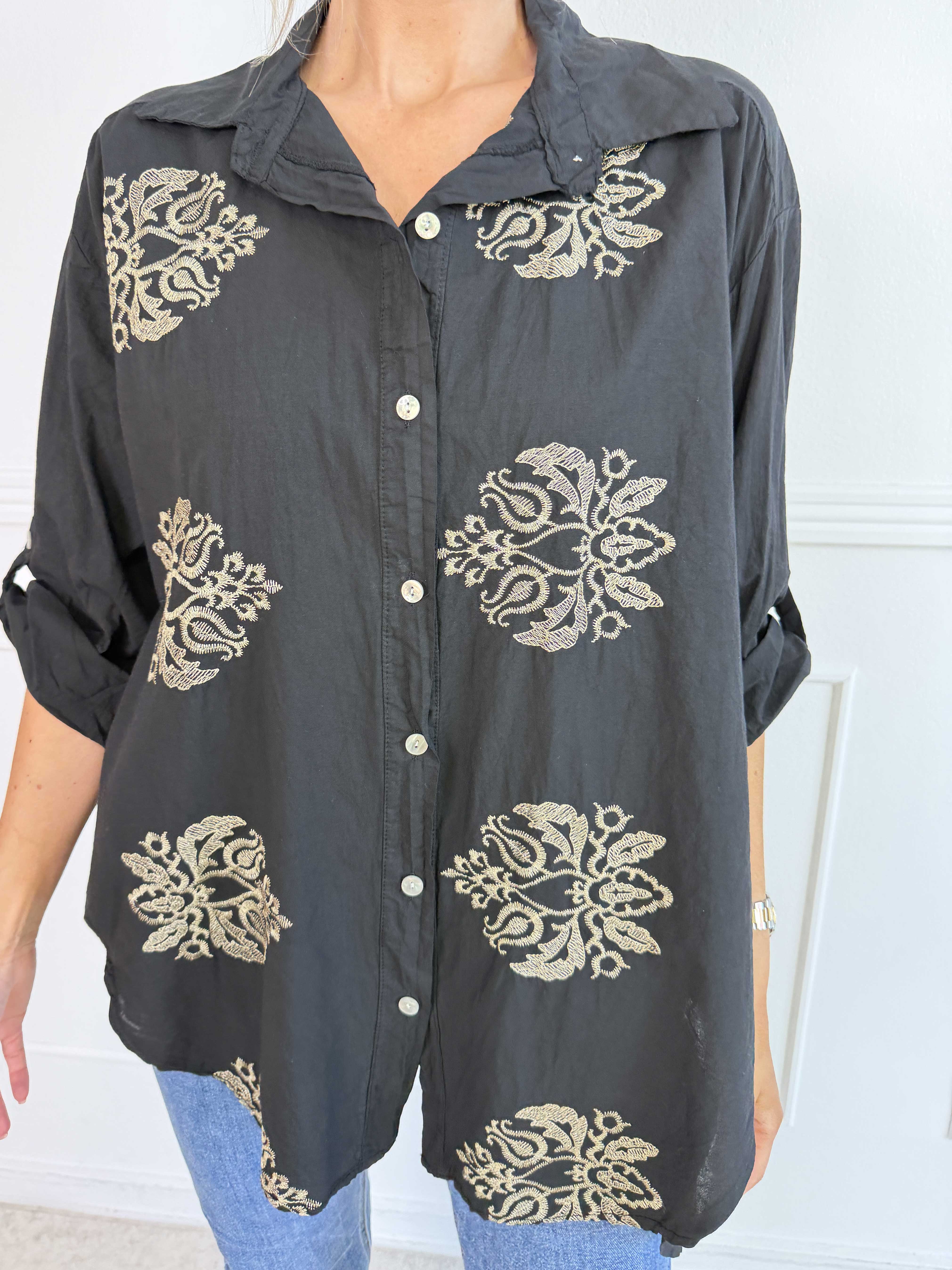 Catherina – Elegant bomullsskjorta med fina, broderade gulddetaljer