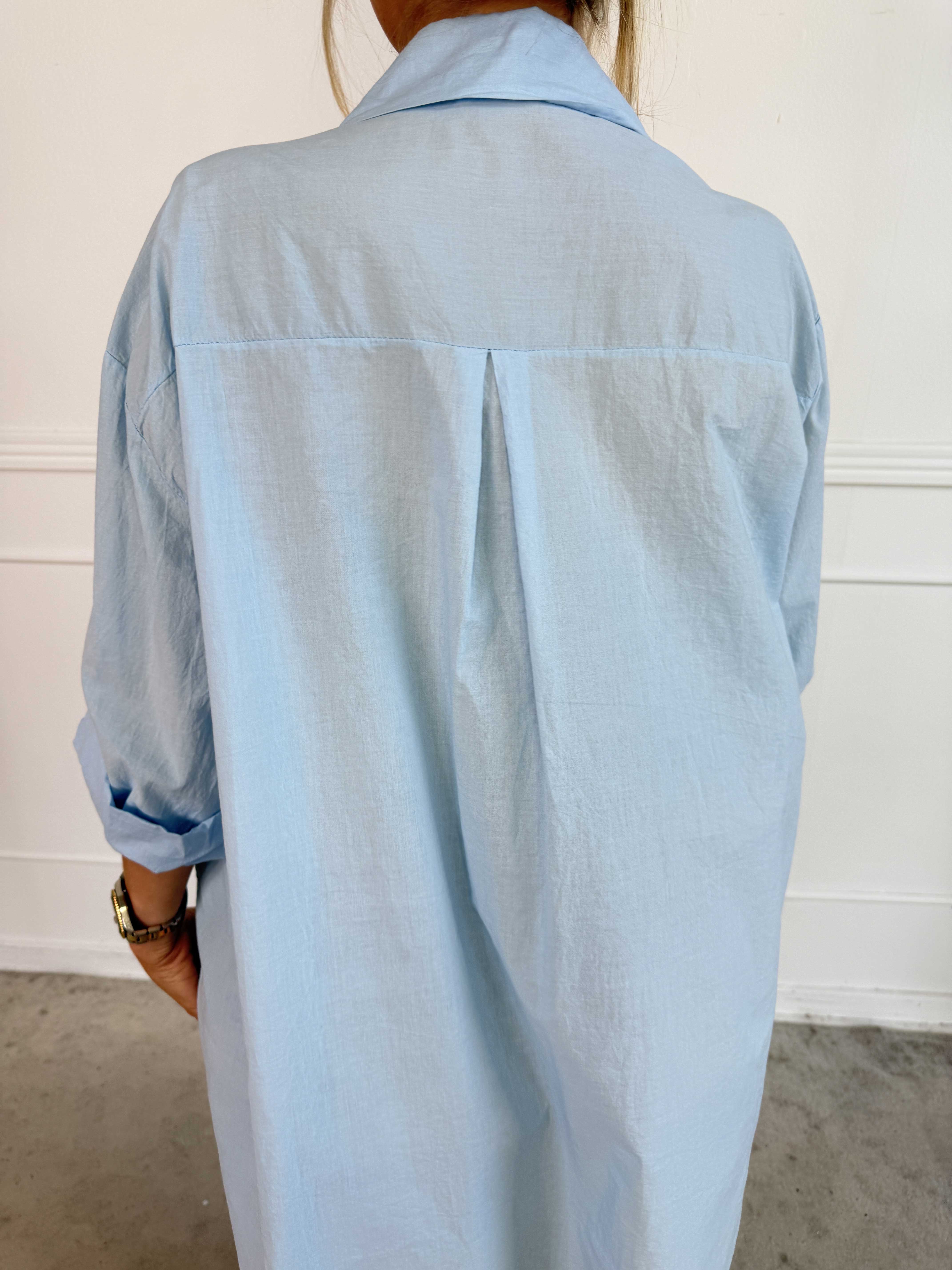 Catherina – Elegant bomullsskjorta med fina, broderade gulddetaljer