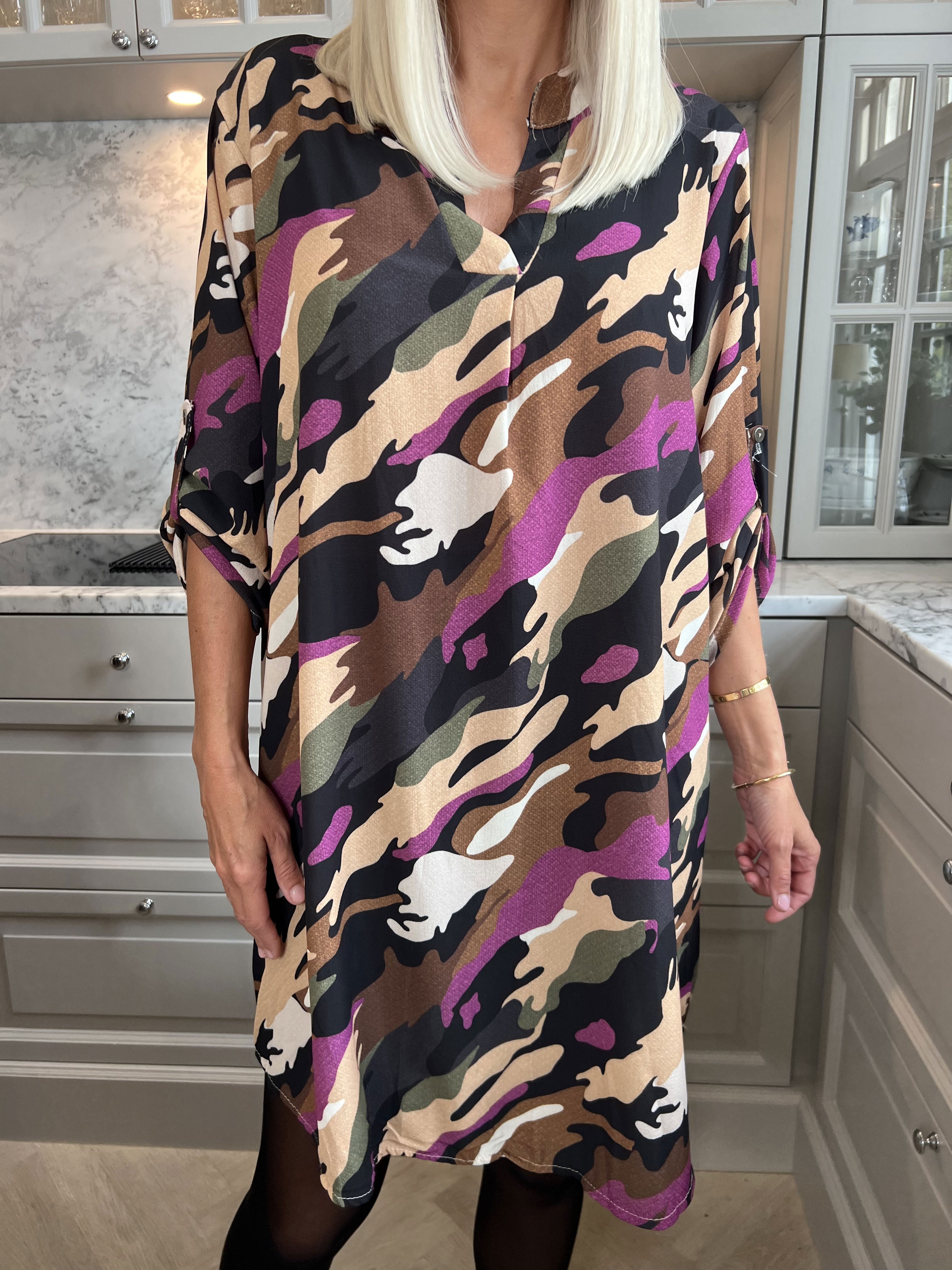 Vanesa Dress Camo - Lätt och luftig klänning i kamouflagemönster
