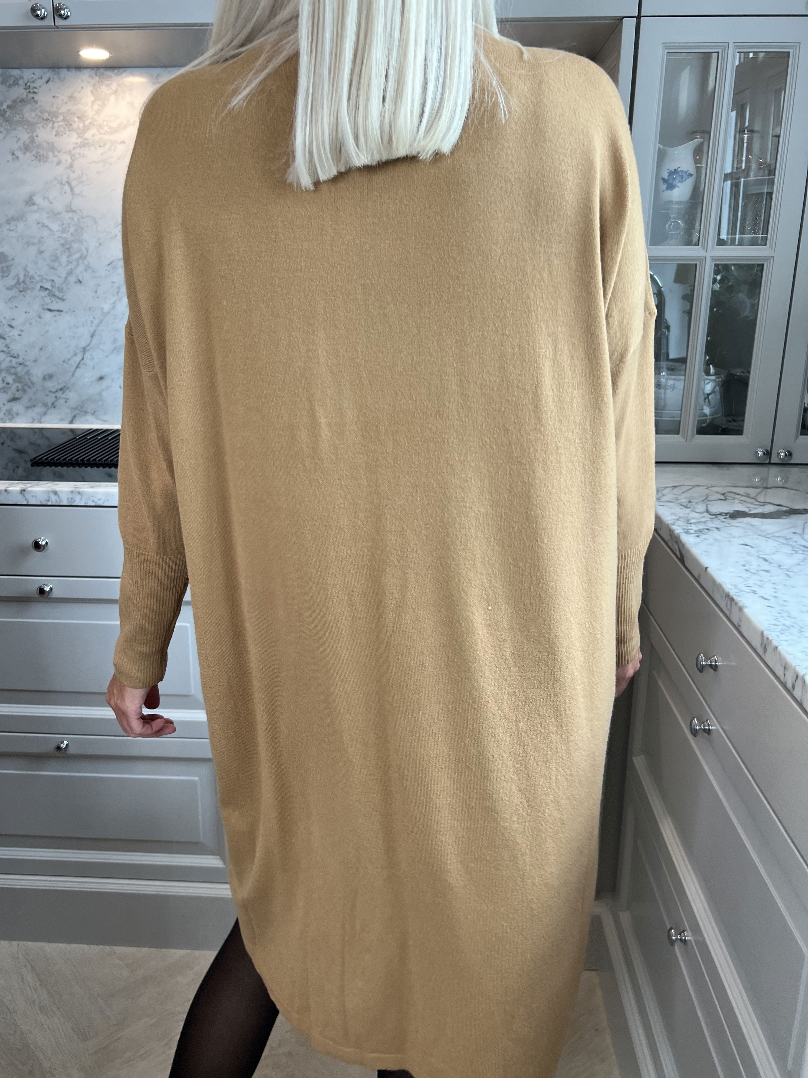 Yasha - Mjuk stickad klänning i stretchigt tyg med strass