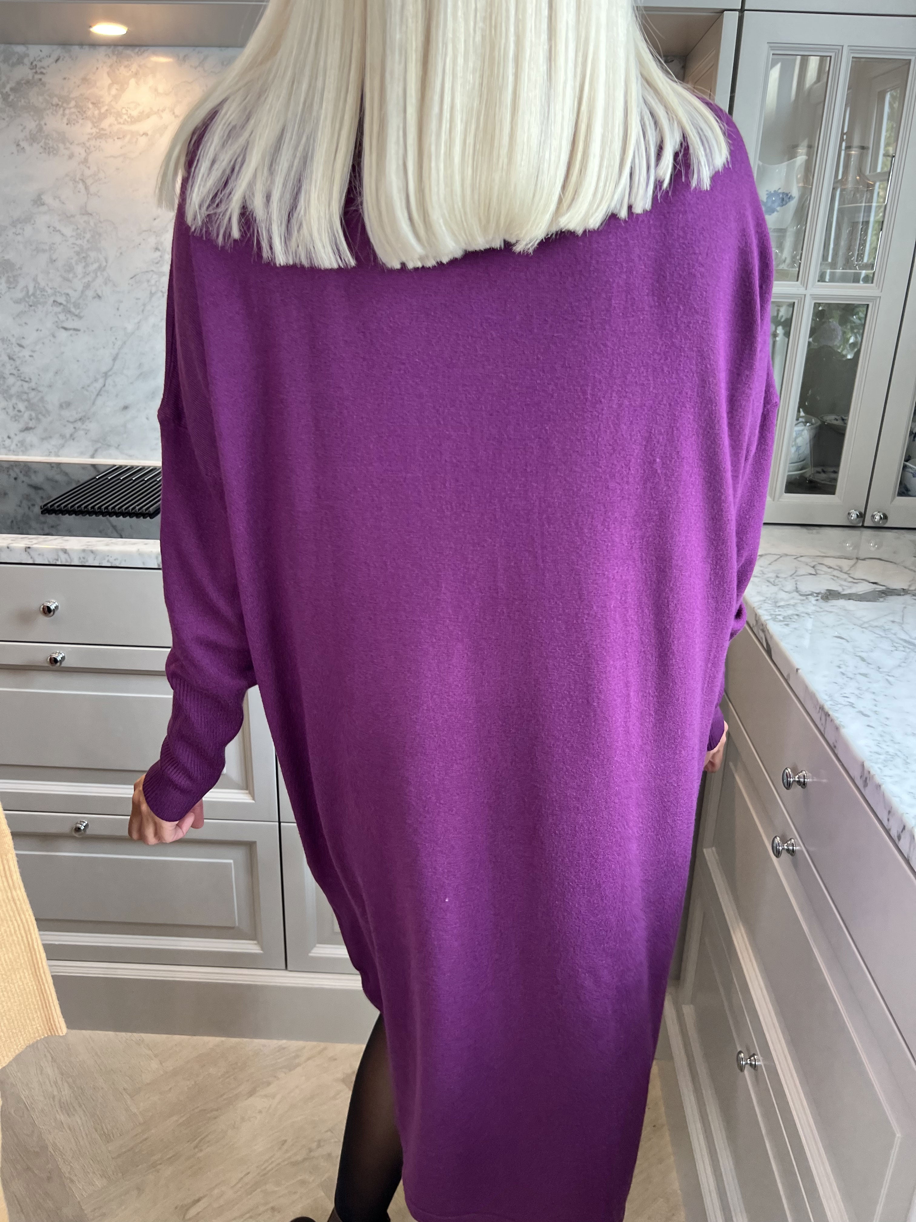 Yasha - Mjuk stickad klänning i stretchigt tyg med strass
