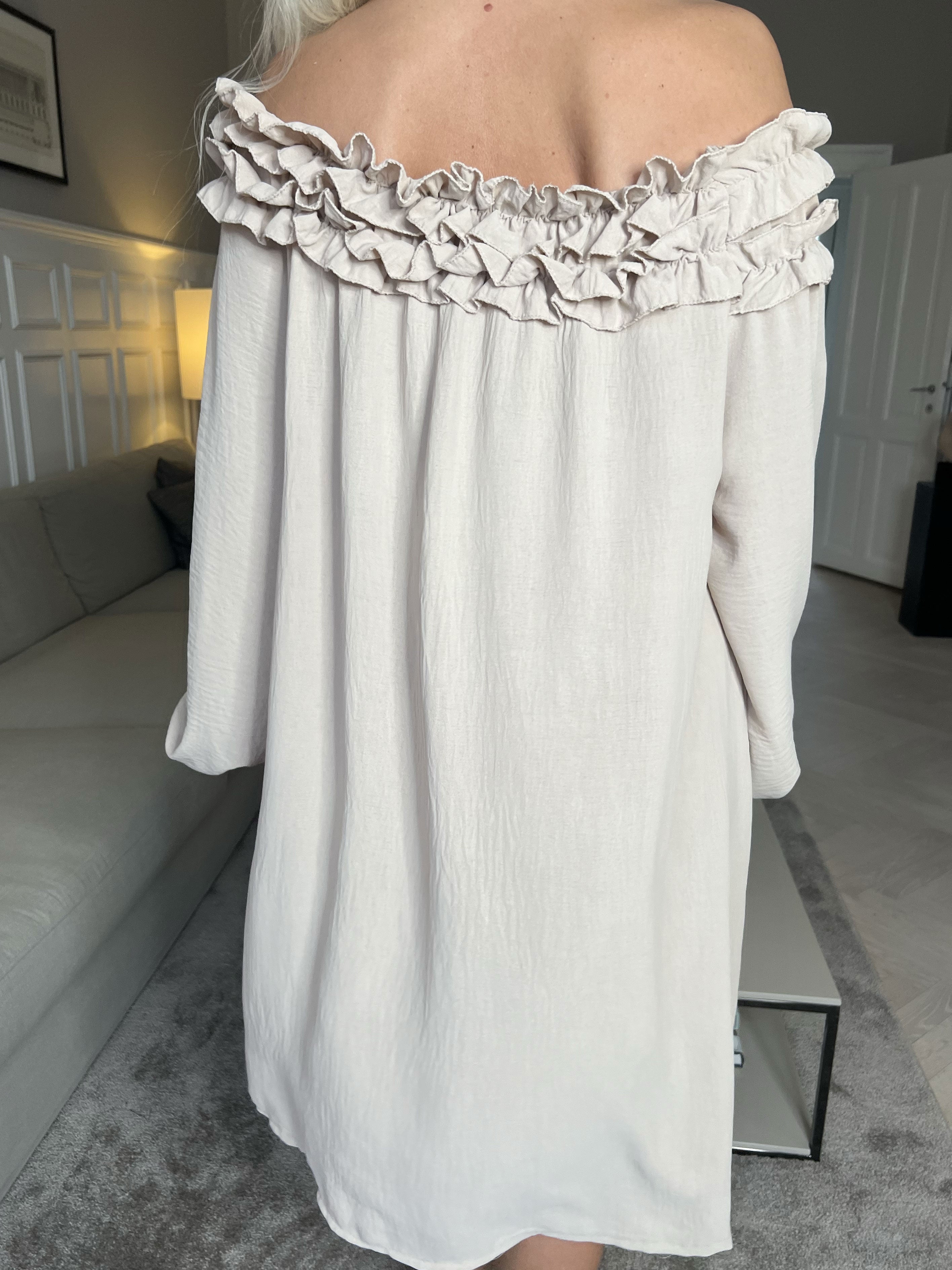 Chili Dress - Klänning med långa ärmar och volanger