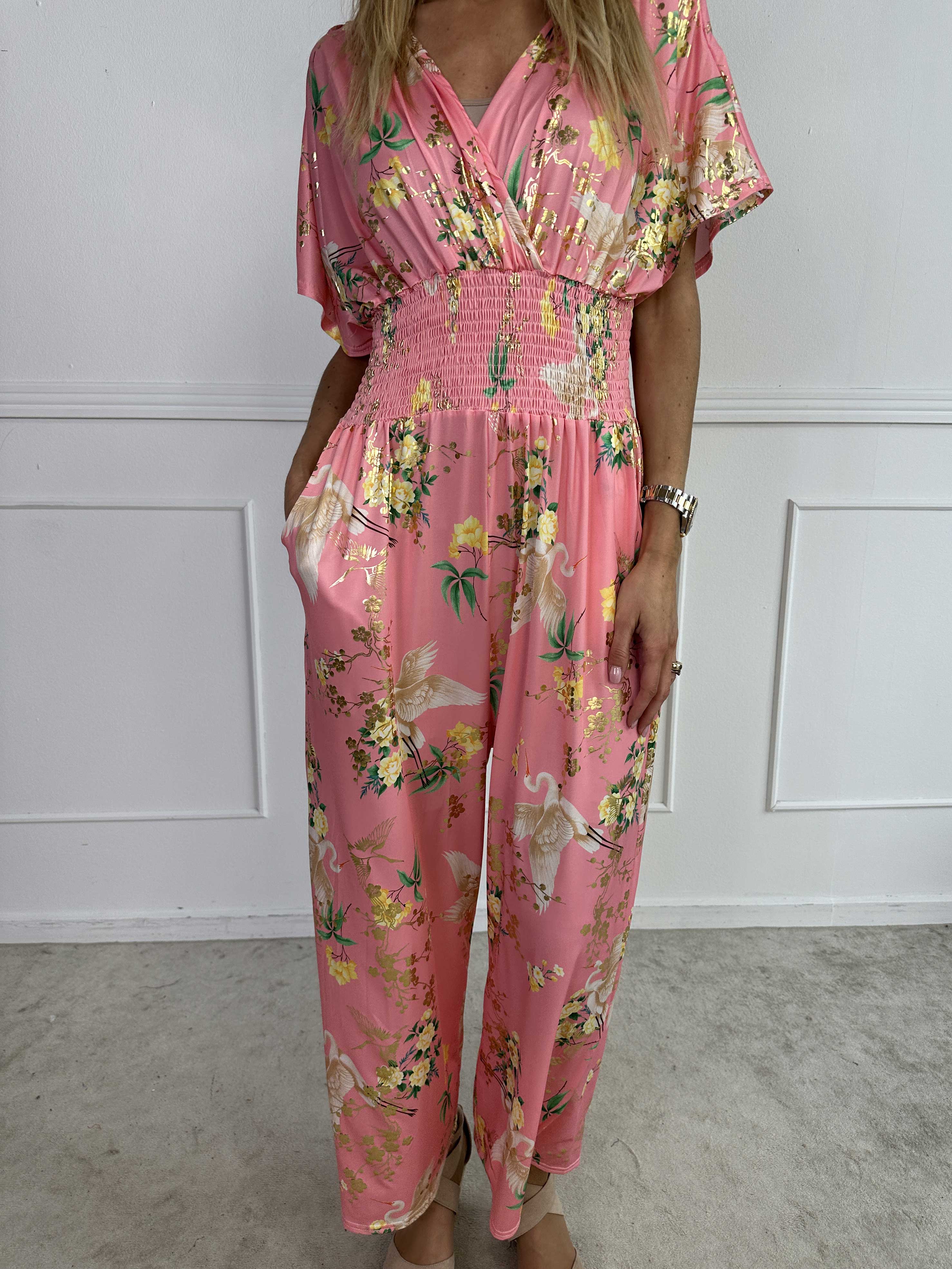 Pams Fly Jumpsuit - Elastisk byxdress med blommor- och fågelmönster