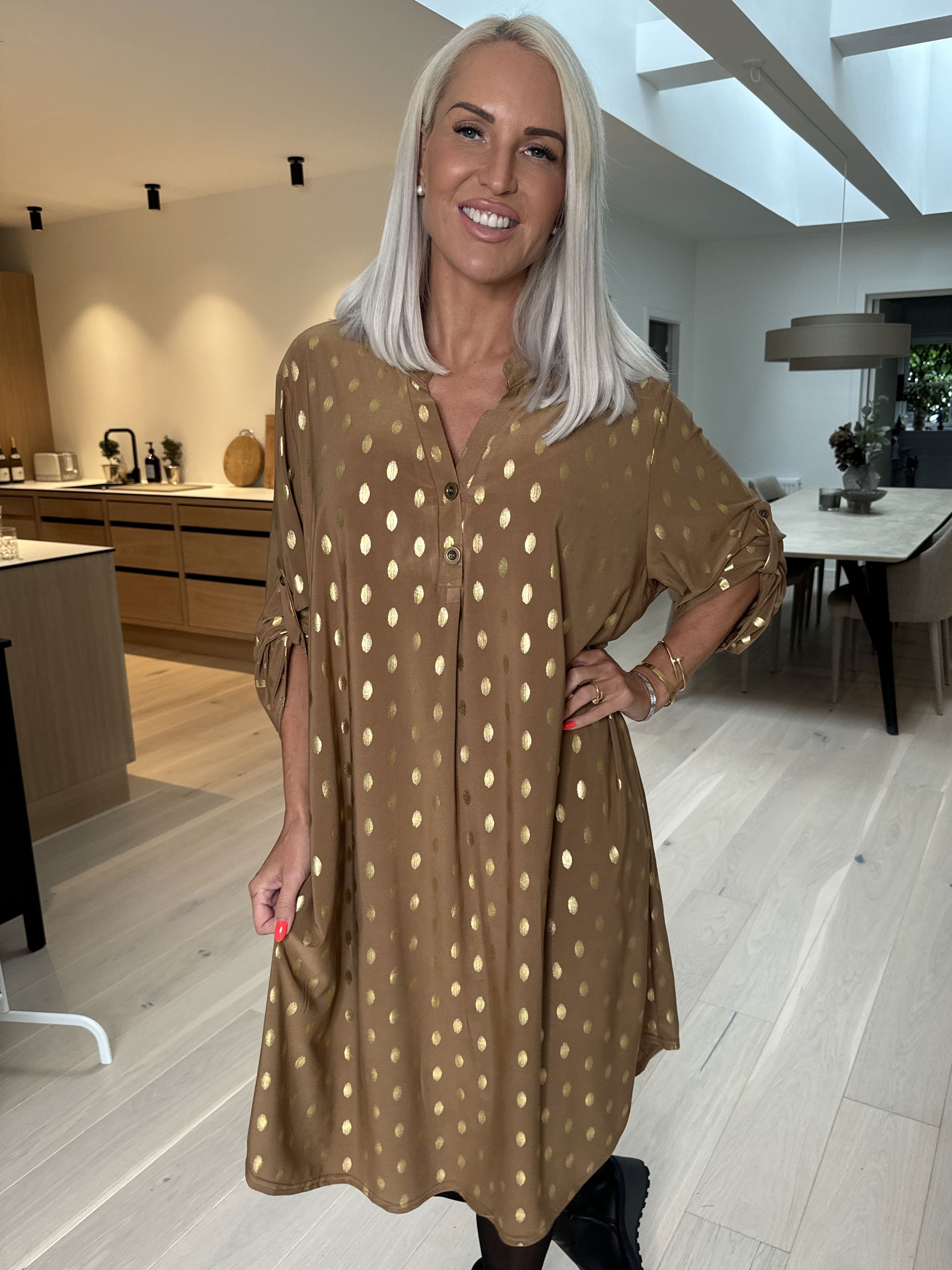 Ebba Gold Long - Elastisk klänning med guldprickar