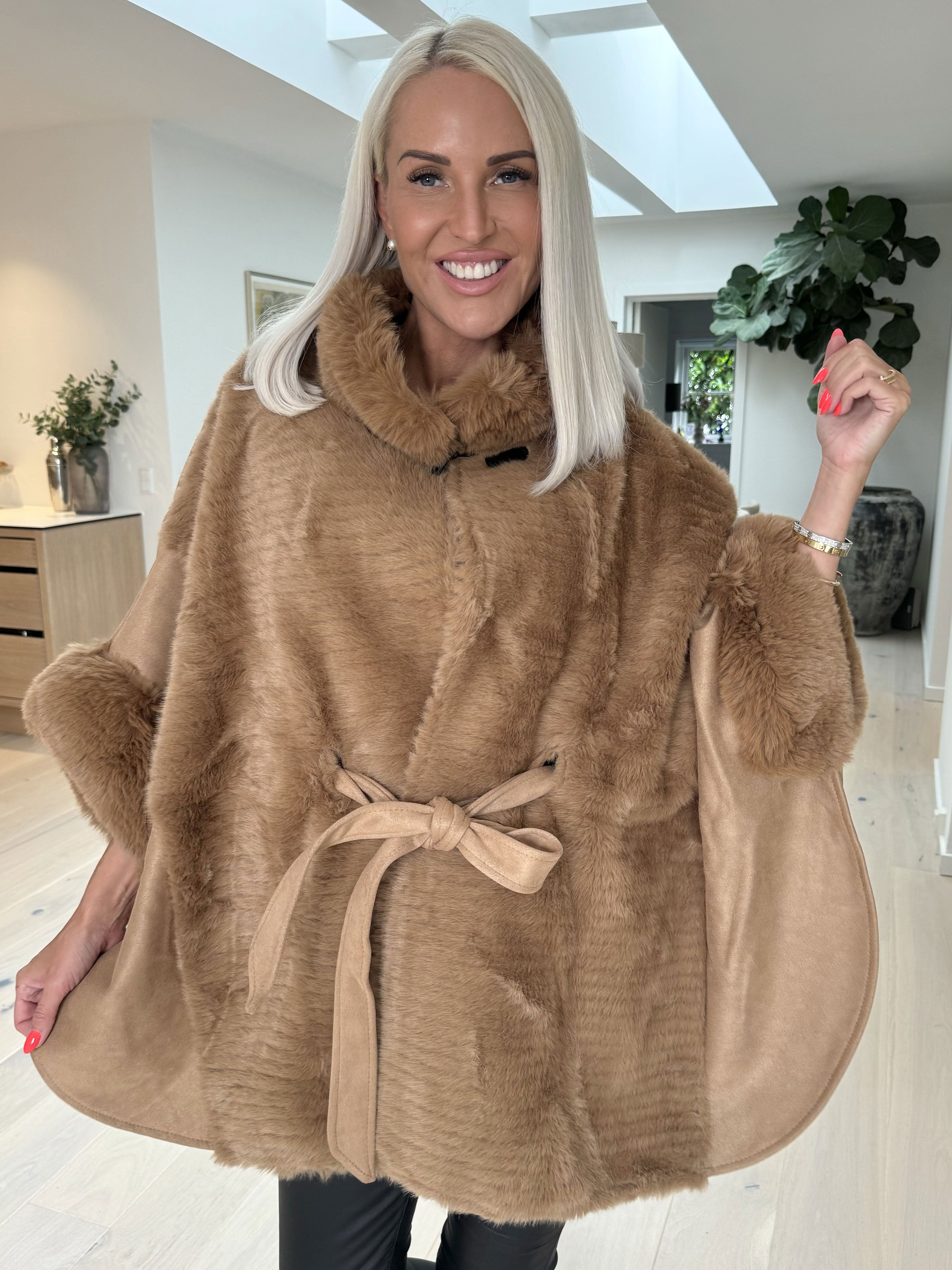 Cloud - Poncho med fuskpäls