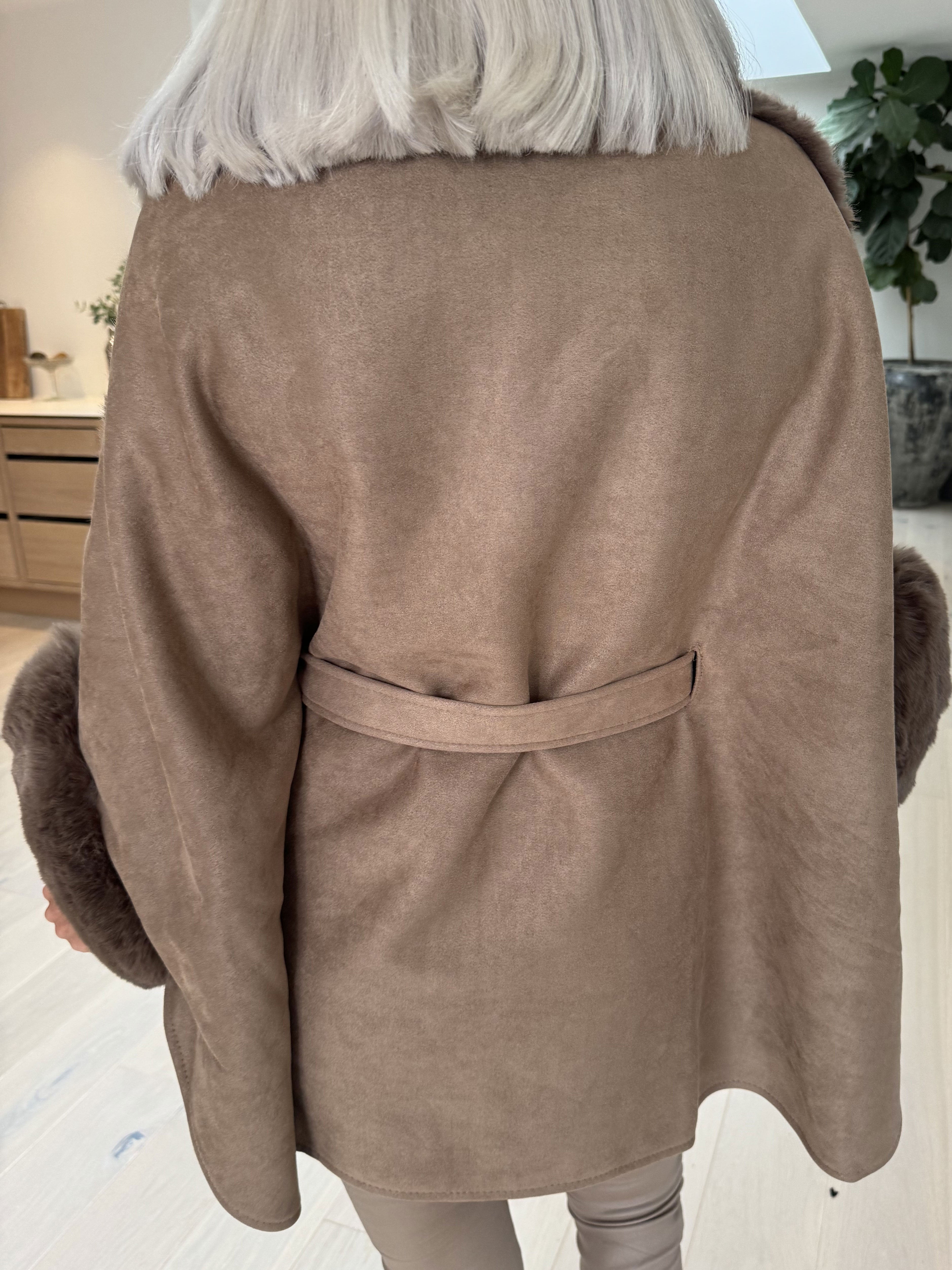 Cloud - Poncho med fuskpäls