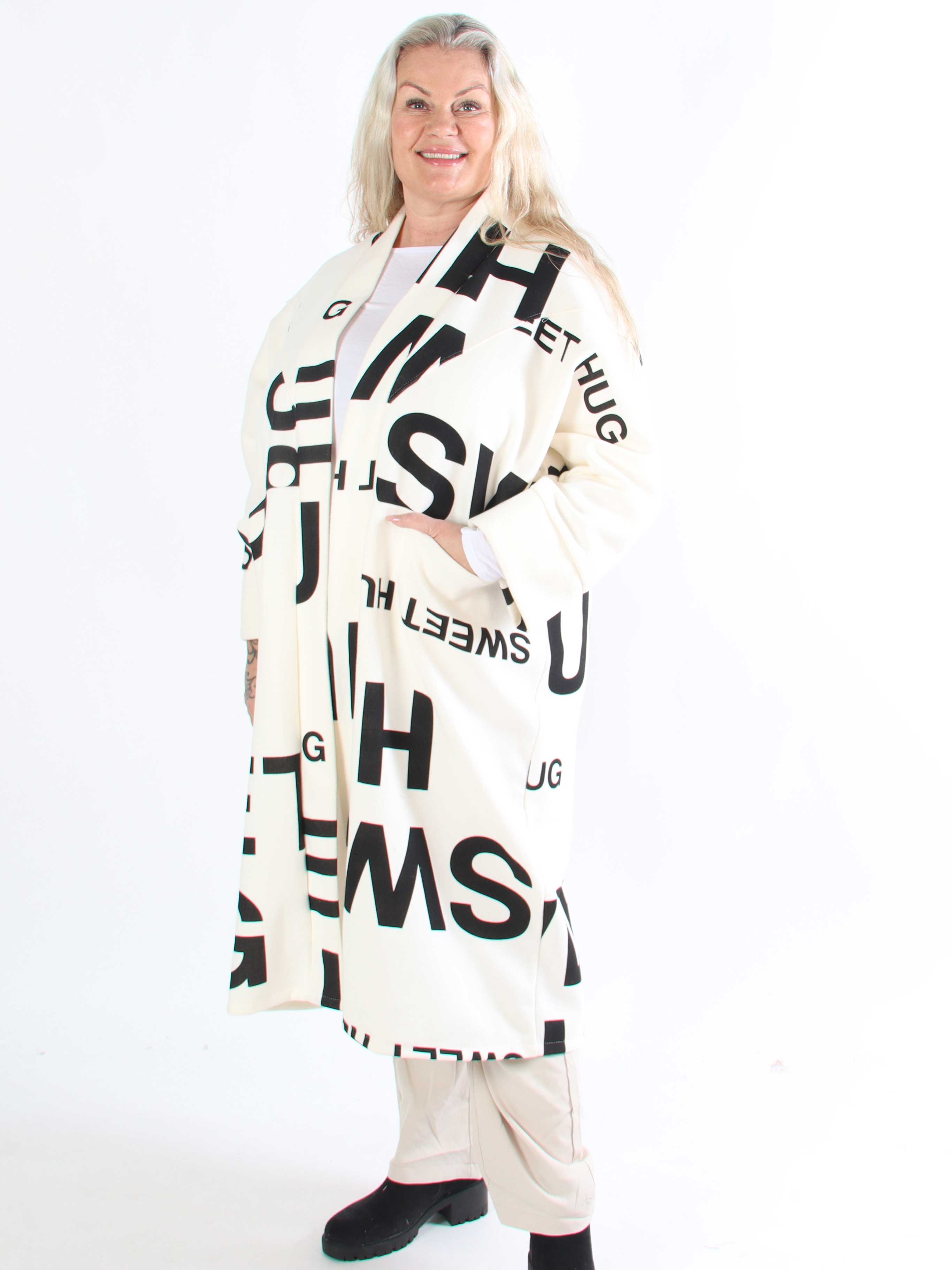 Annah Graphic - Plus size kappa med tydliga sömmar och text