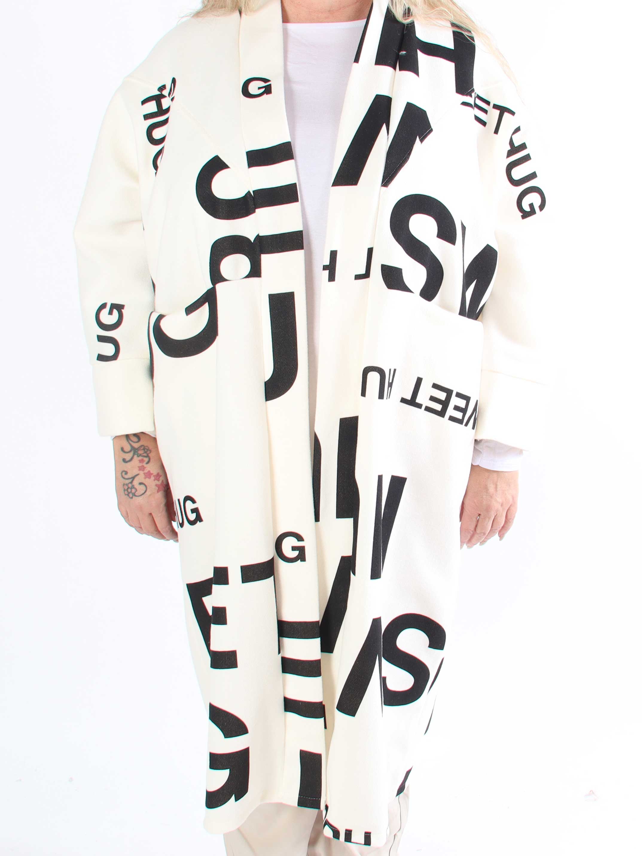 Annah Graphic - Plus size kappa med tydliga sömmar och text