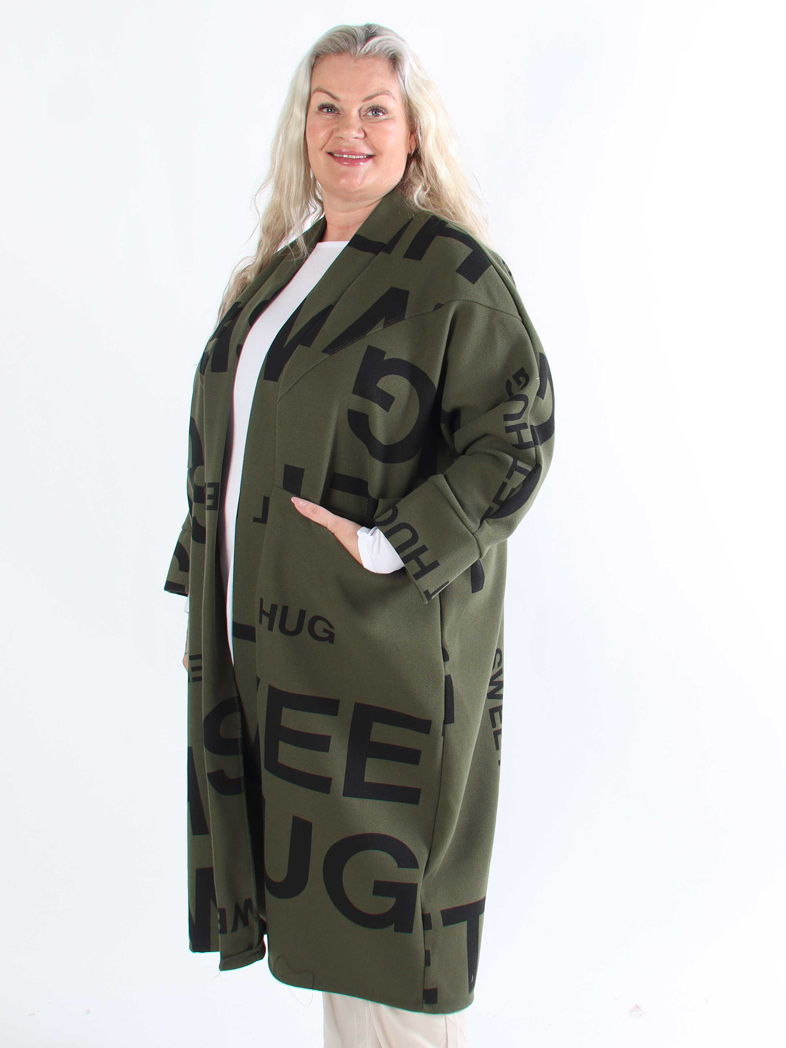 Annah Graphic - Plus size kappa med tydliga sömmar och text