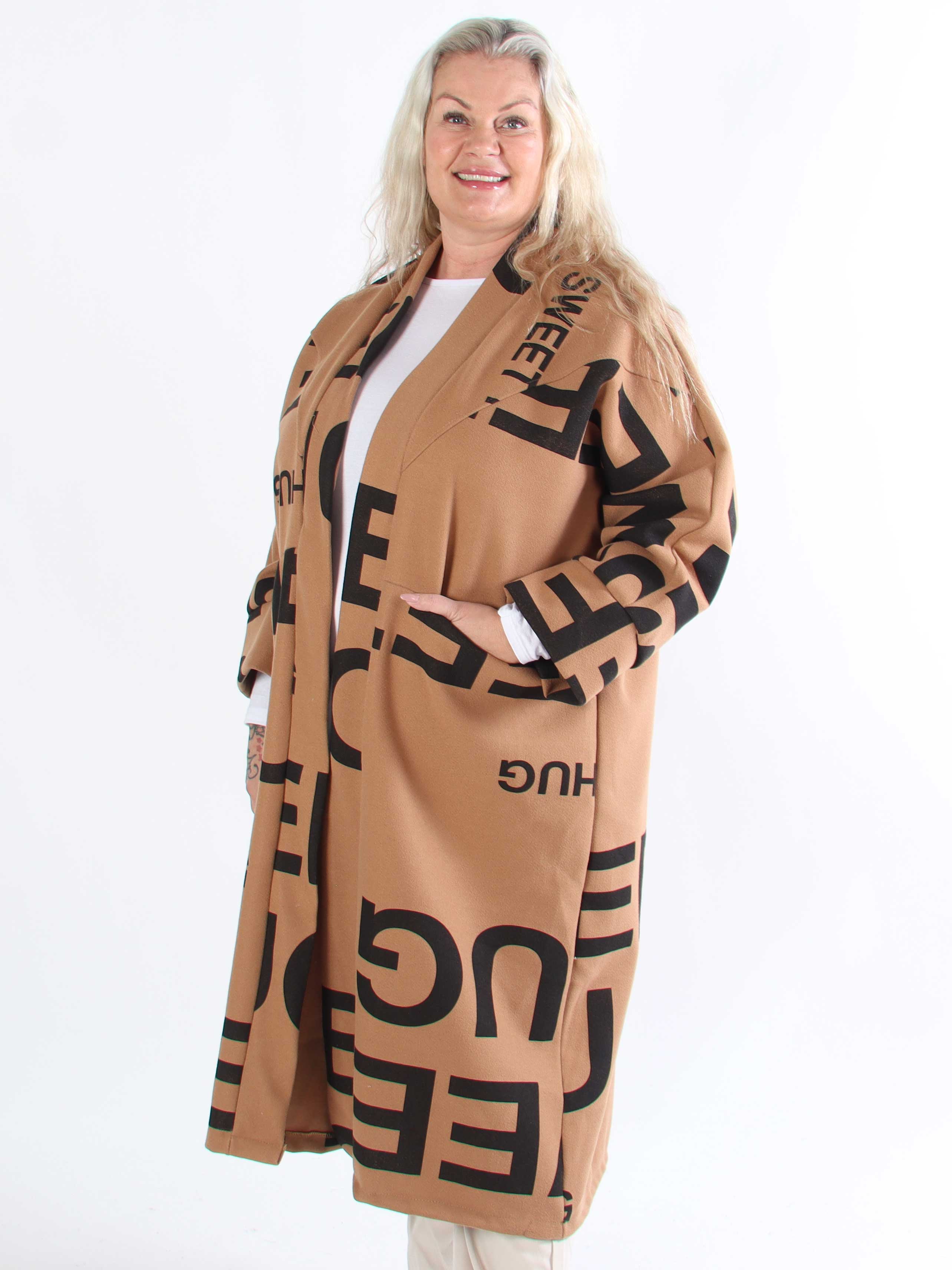 Annah Graphic - Plus size kappa med tydliga sömmar och text