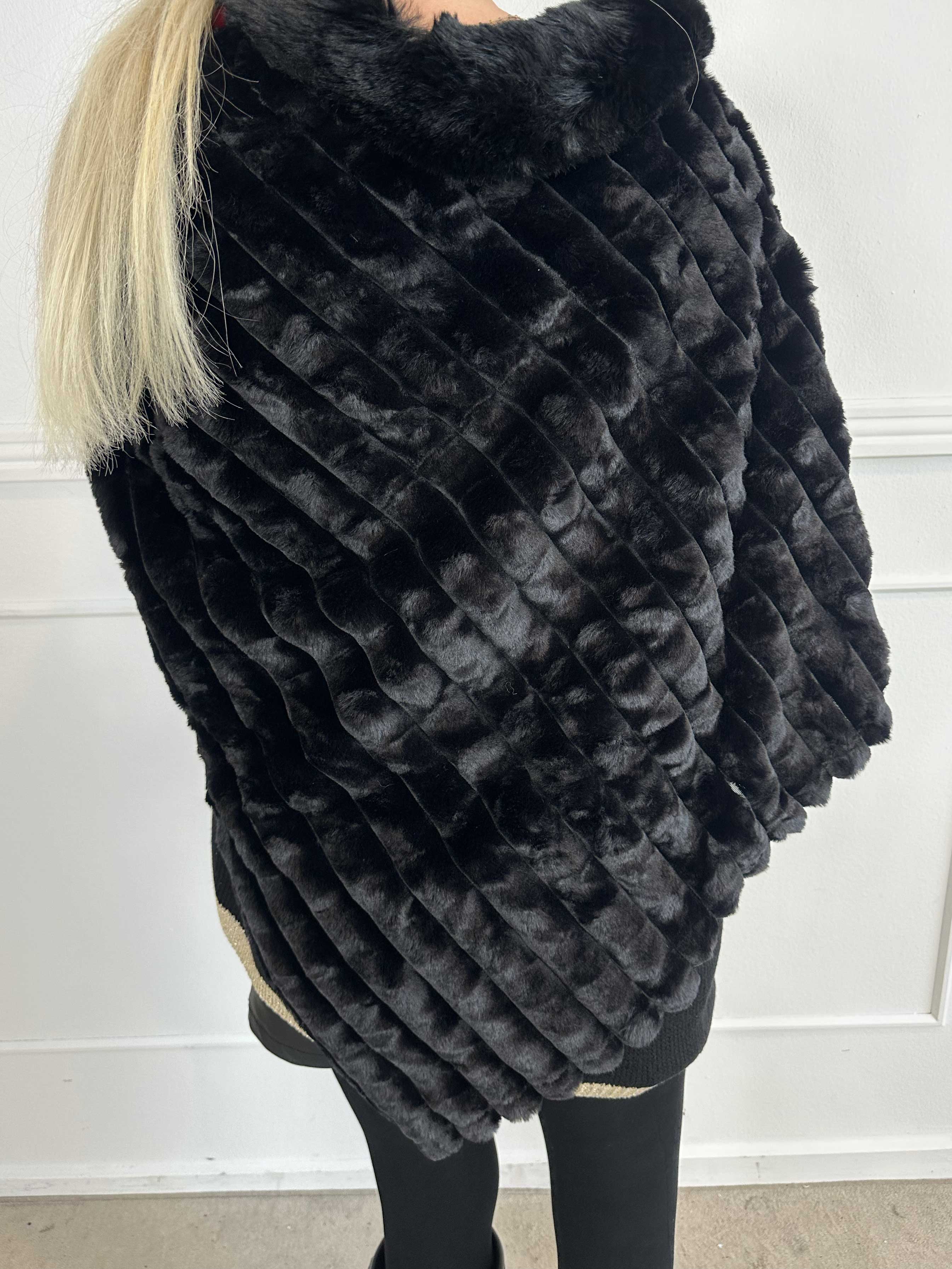 Wendie - Mjuk poncho i fuskpäls