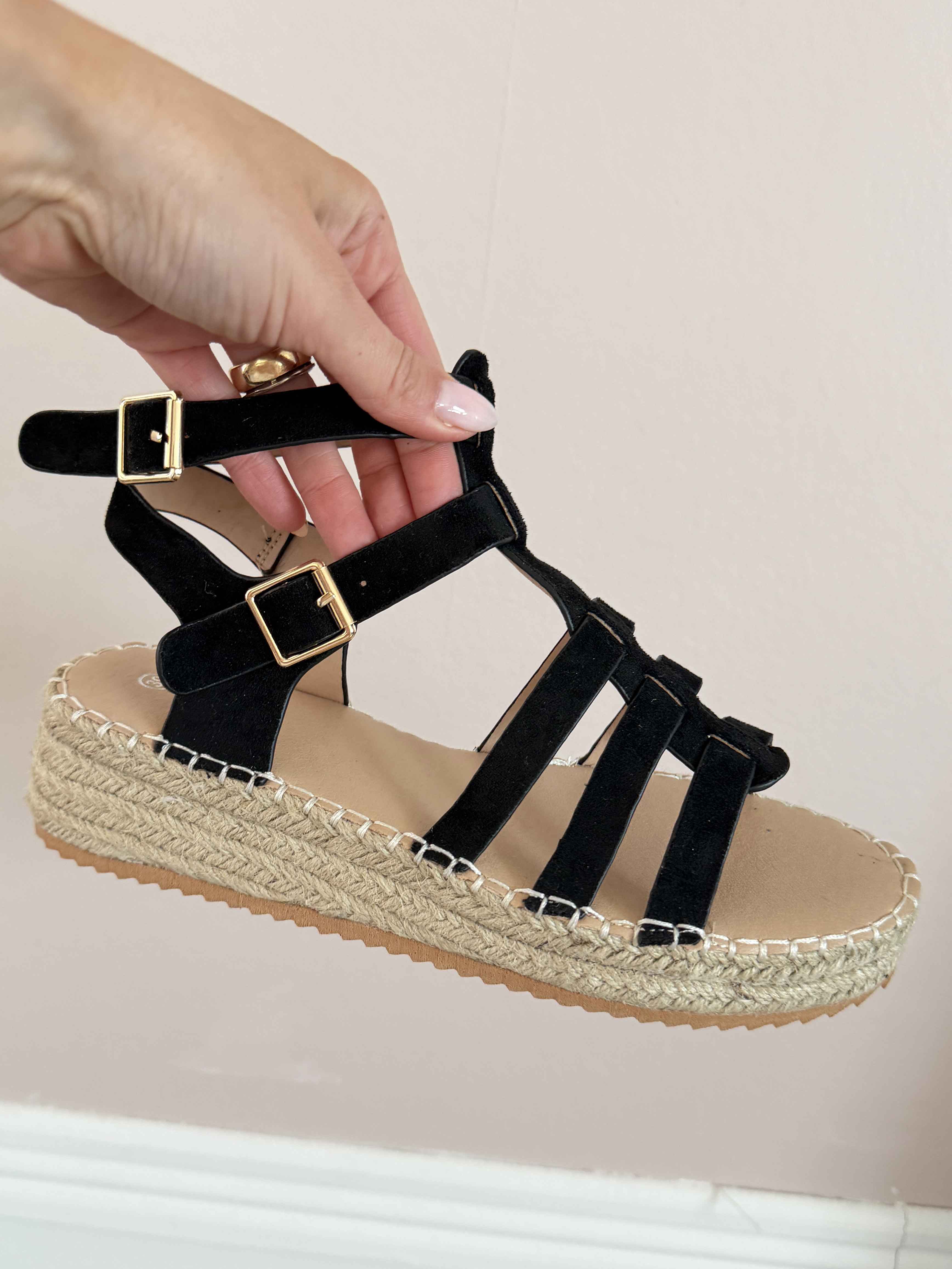 Piper - Sandaler med remme i blødt ruskindslook og plateauhæl med flettet detalje