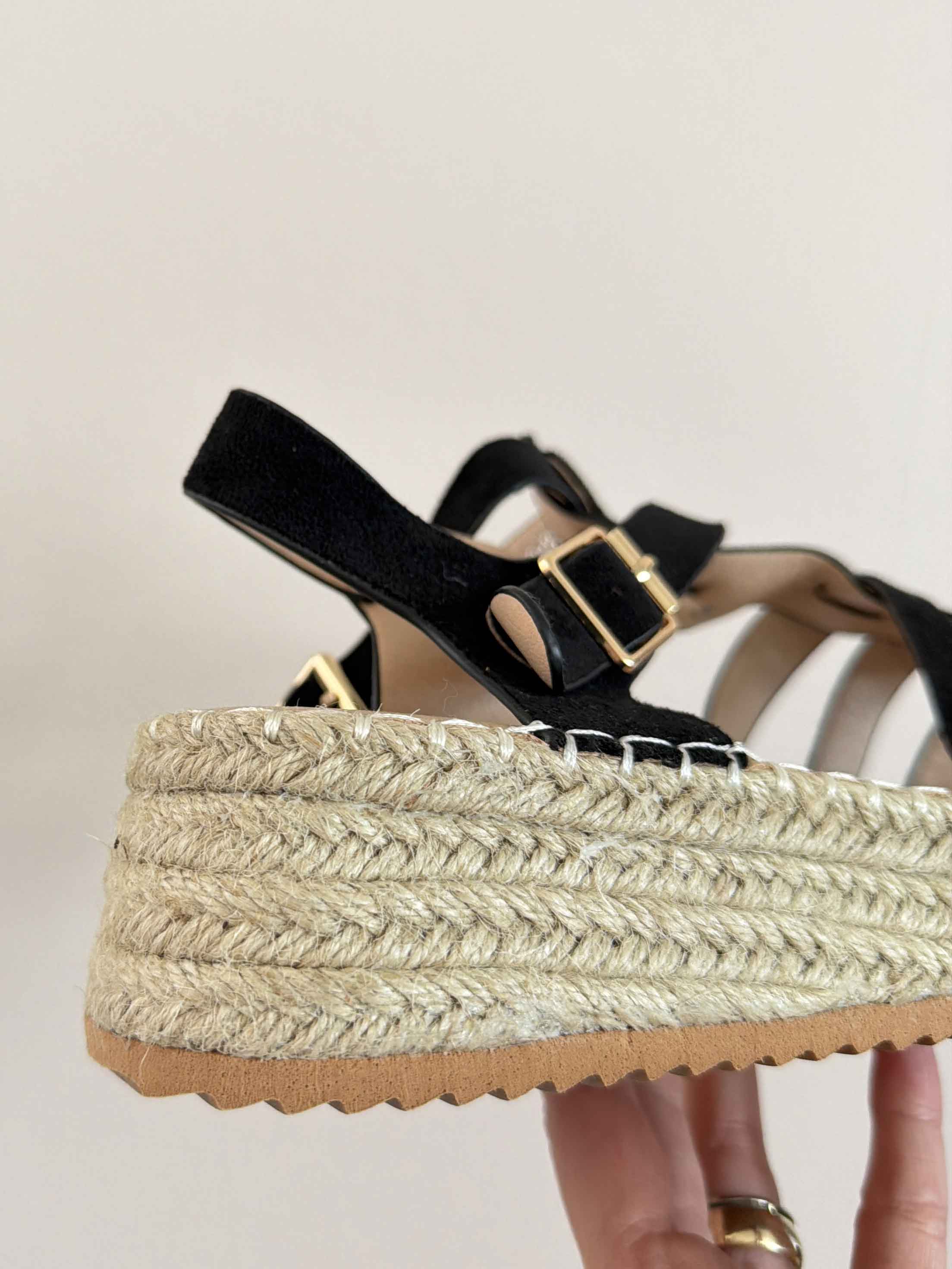 Piper - Sandaler med remme i blødt ruskindslook og plateauhæl med flettet detalje