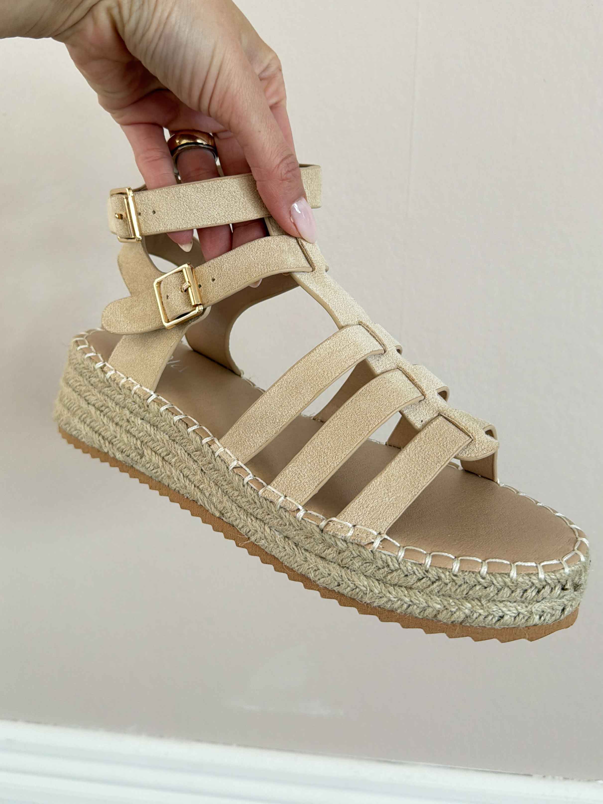 Piper - Sandaler med remme i blødt ruskindslook og plateauhæl med flettet detalje