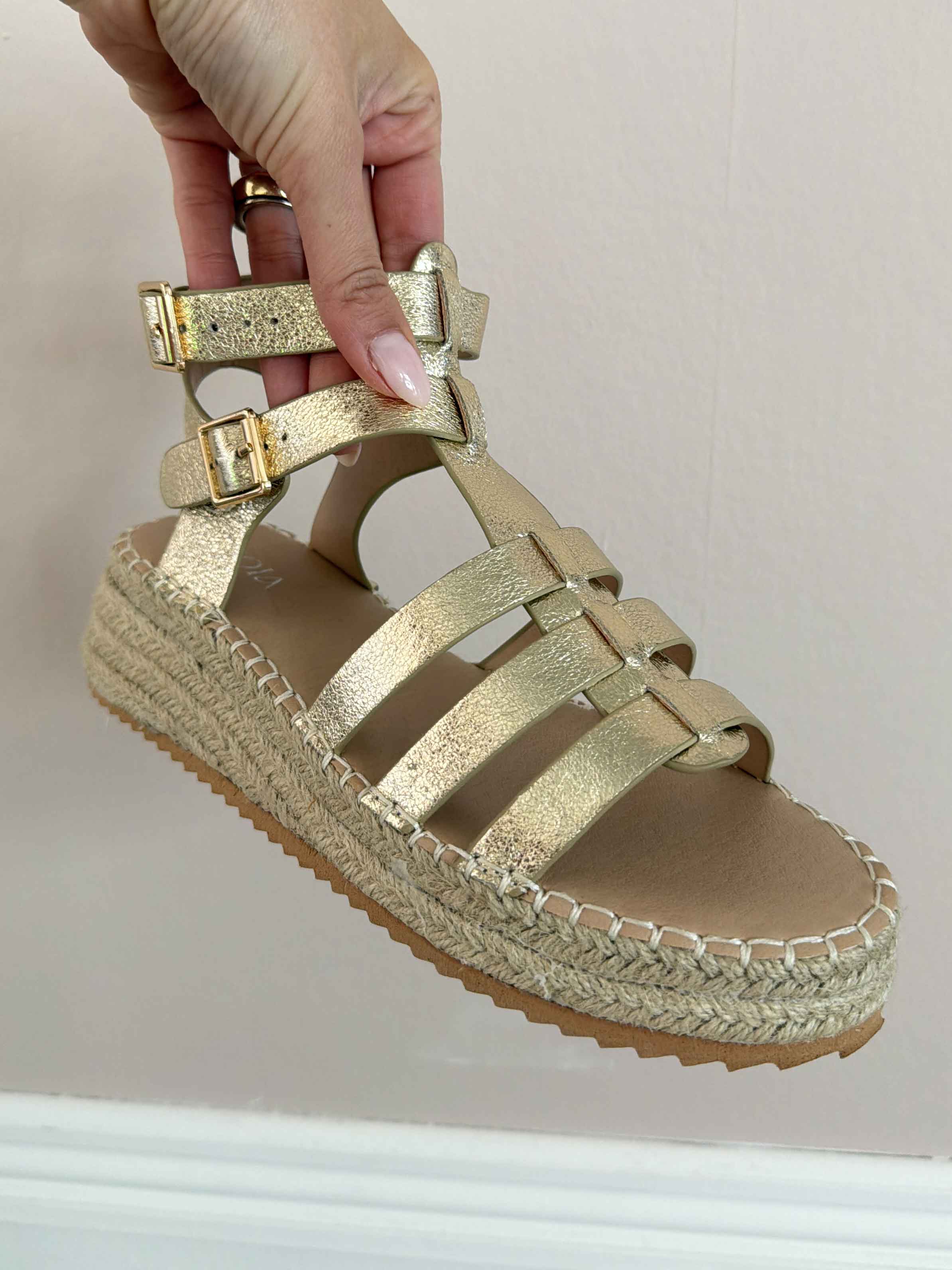 Piper - Sandaler med remme i blødt ruskindslook og plateauhæl med flettet detalje