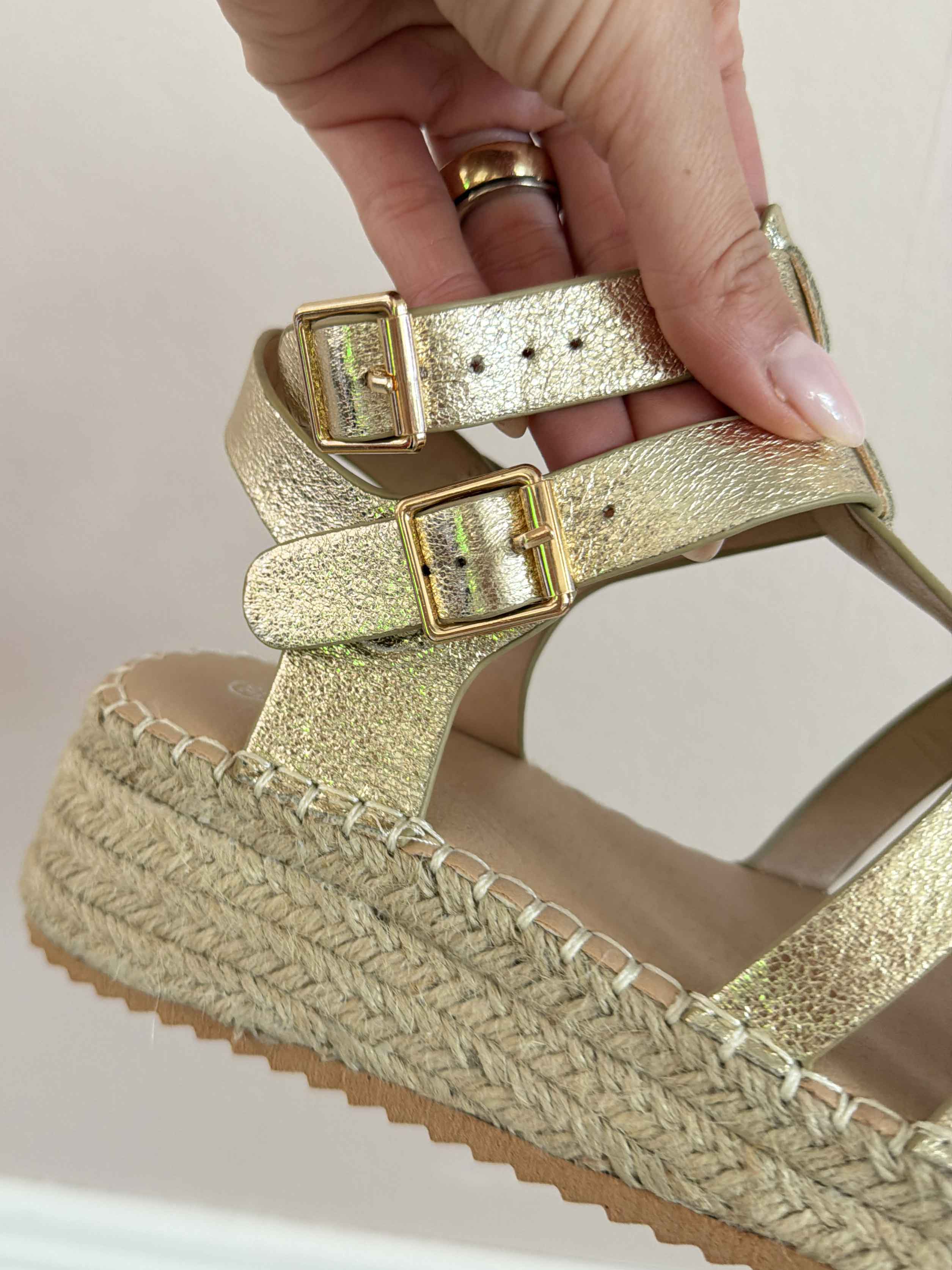 Piper - Sandaler med remme i blødt ruskindslook og plateauhæl med flettet detalje