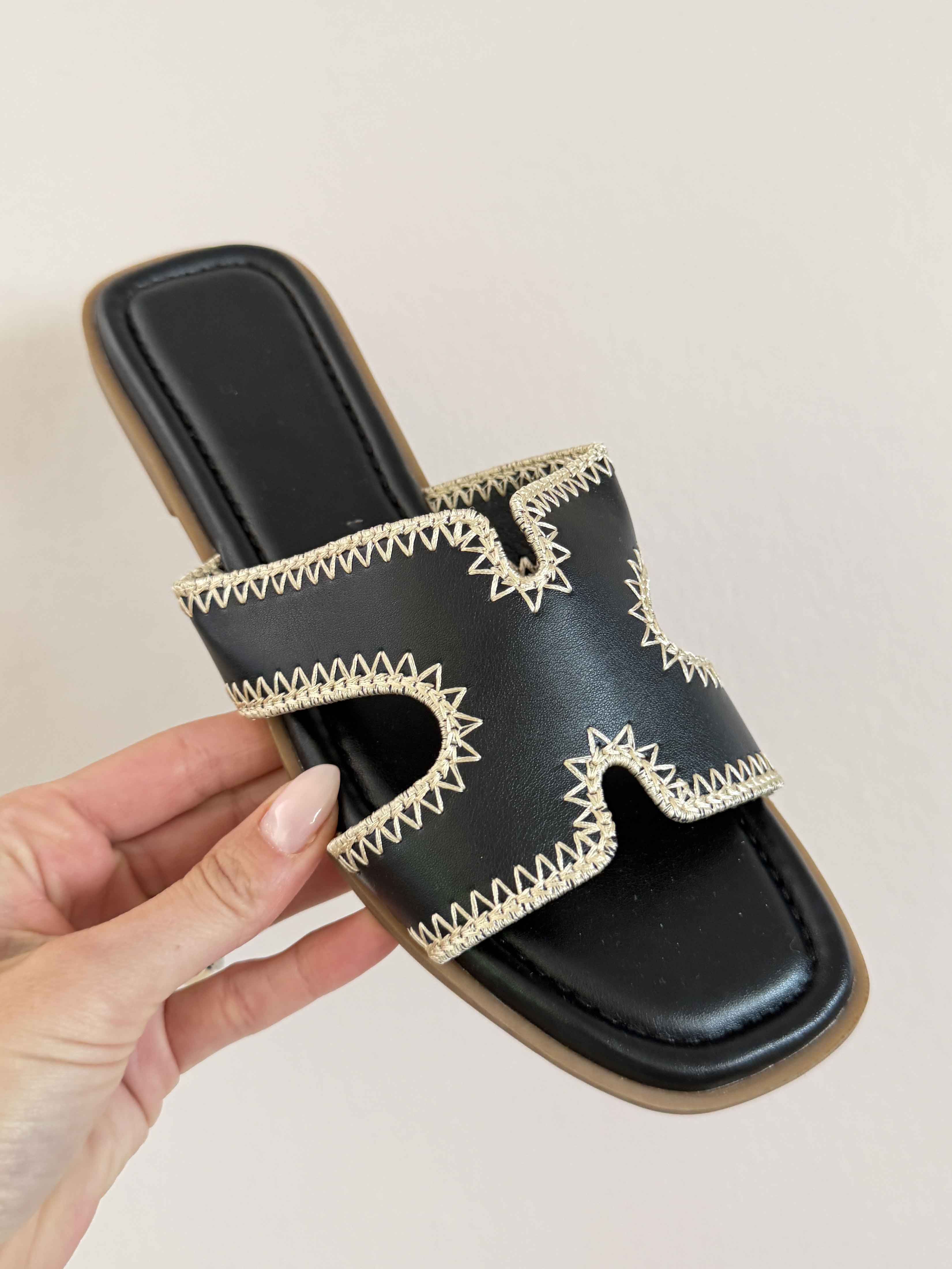 Shannon - Sandal i klassisk design med søde syninger