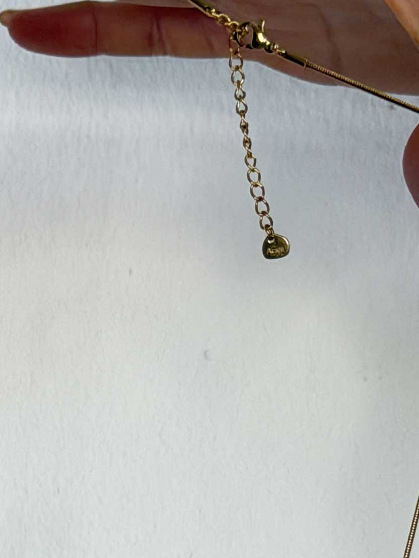 Glimora - Långt halsband med guldpärldetaljer