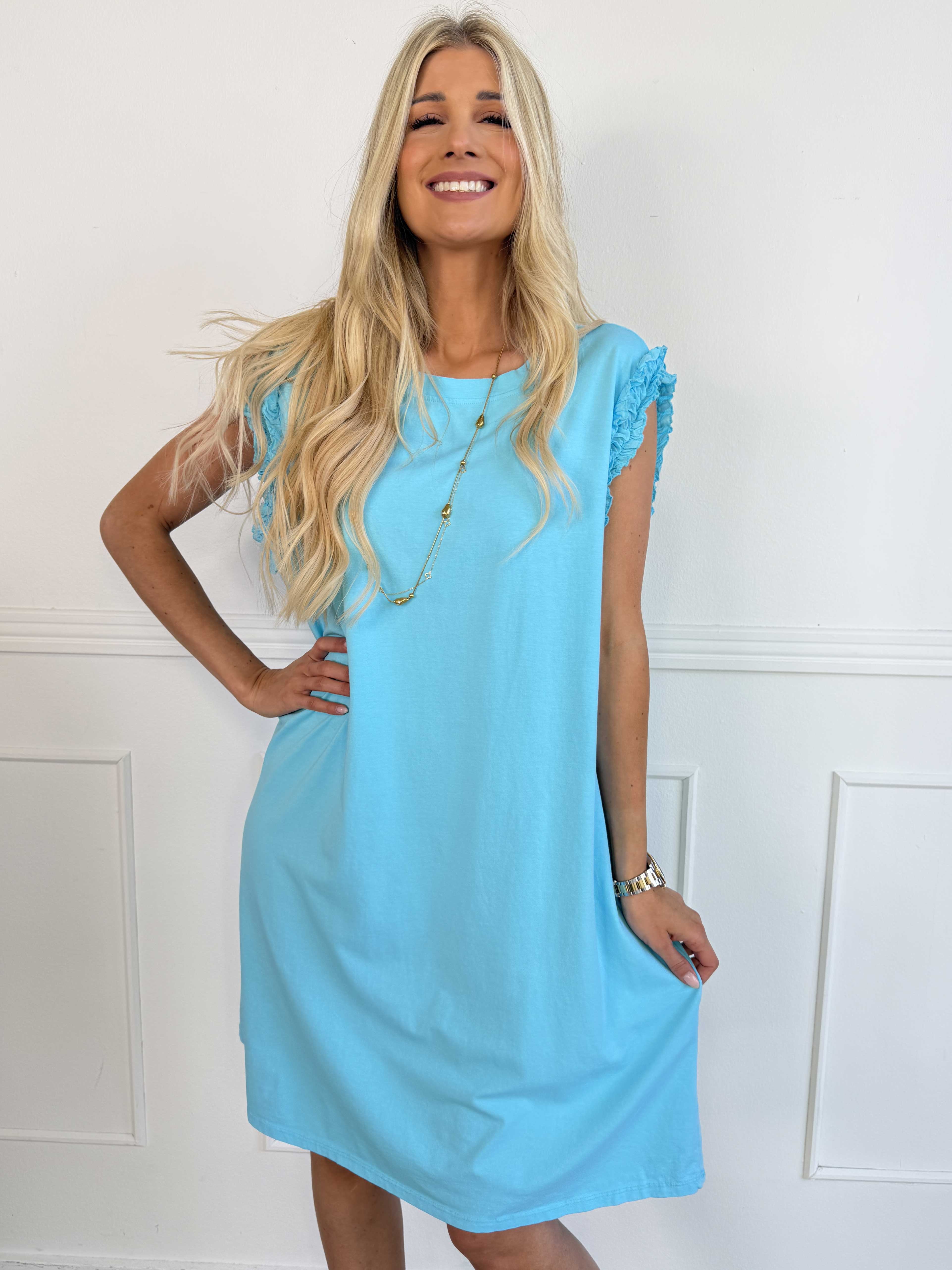 Riley - T-shirtklänning i mjuk bomull med feminina rynkade ärmar