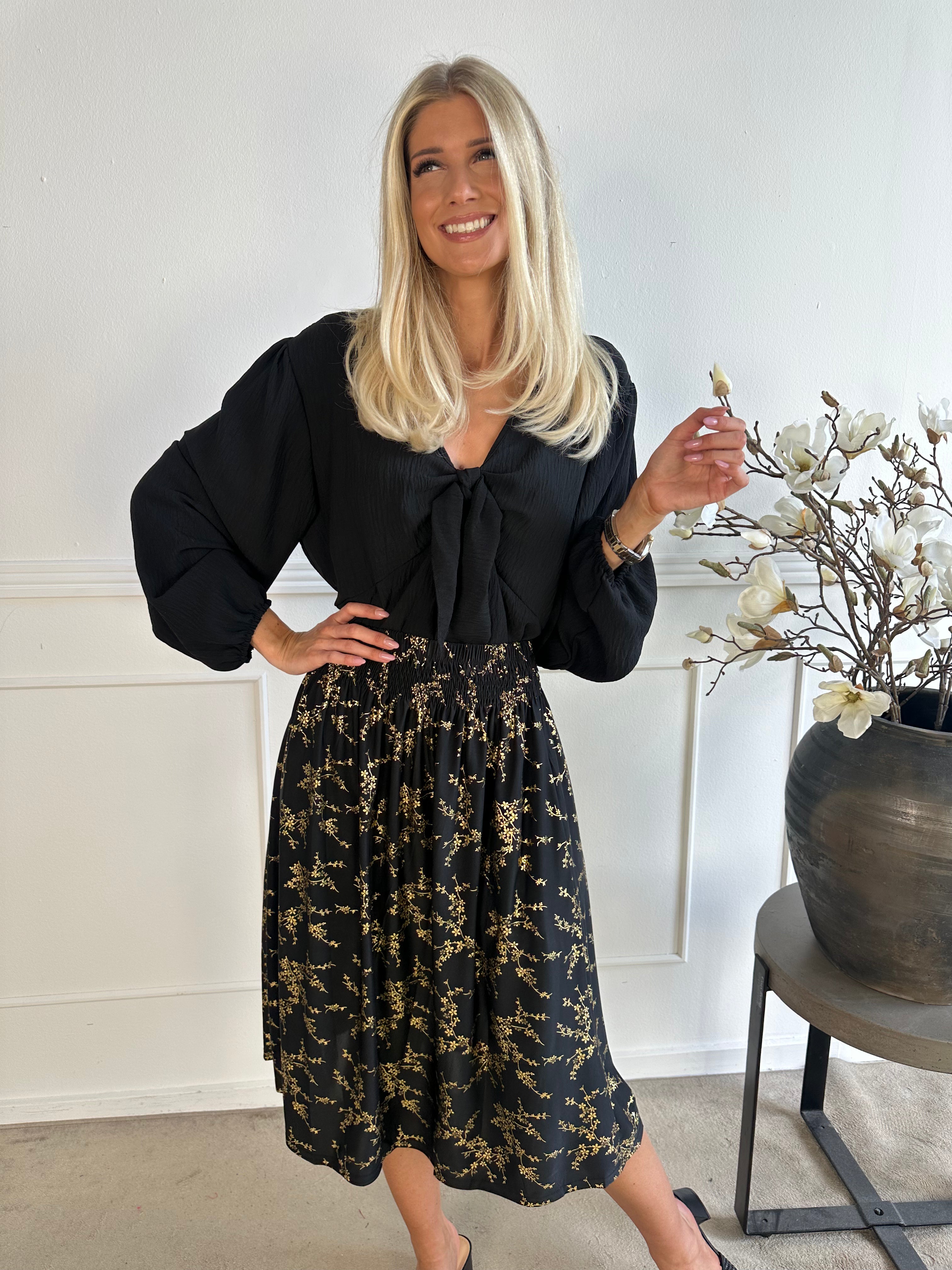 Pams Gold Midi Skirt - Kjol i stretchigt material med fickor