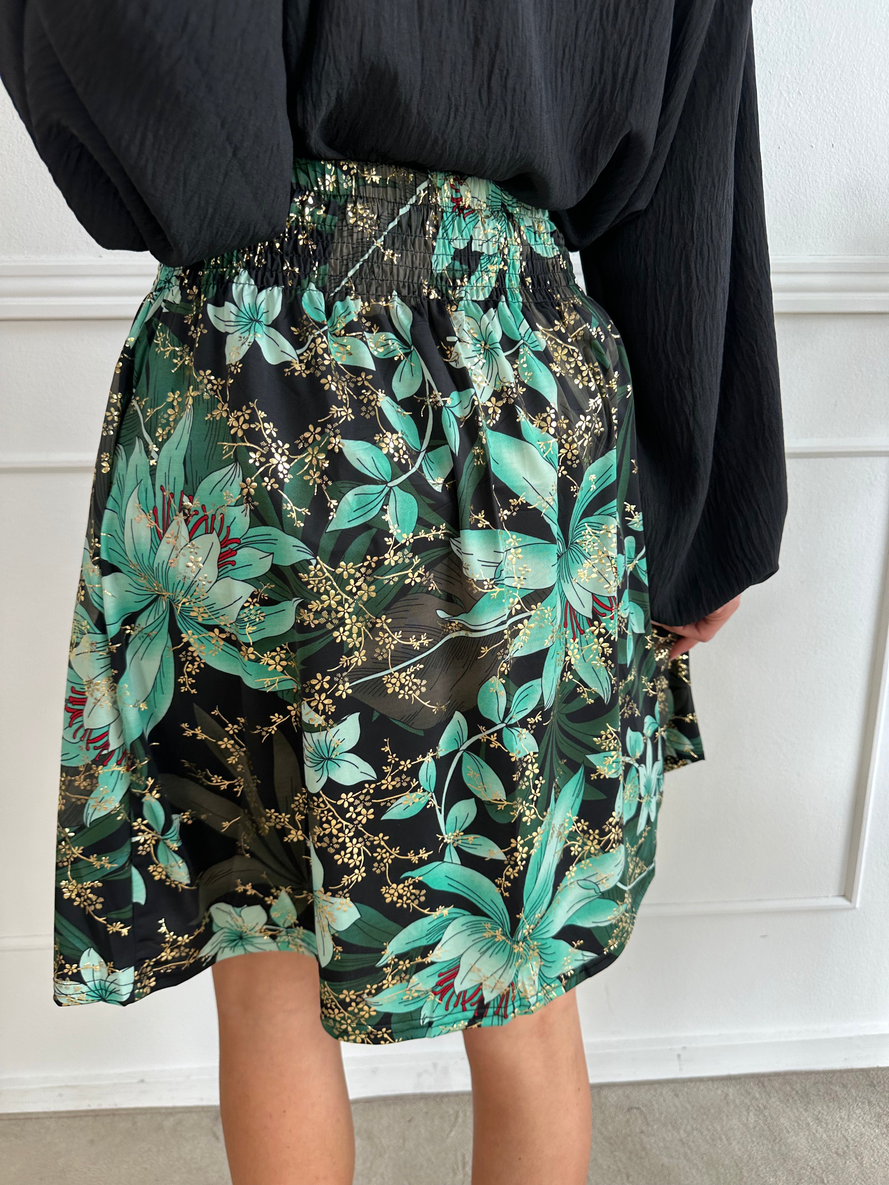 Pams Short Skirt - Kort kjol i skrynkelfritt tyg med fickor