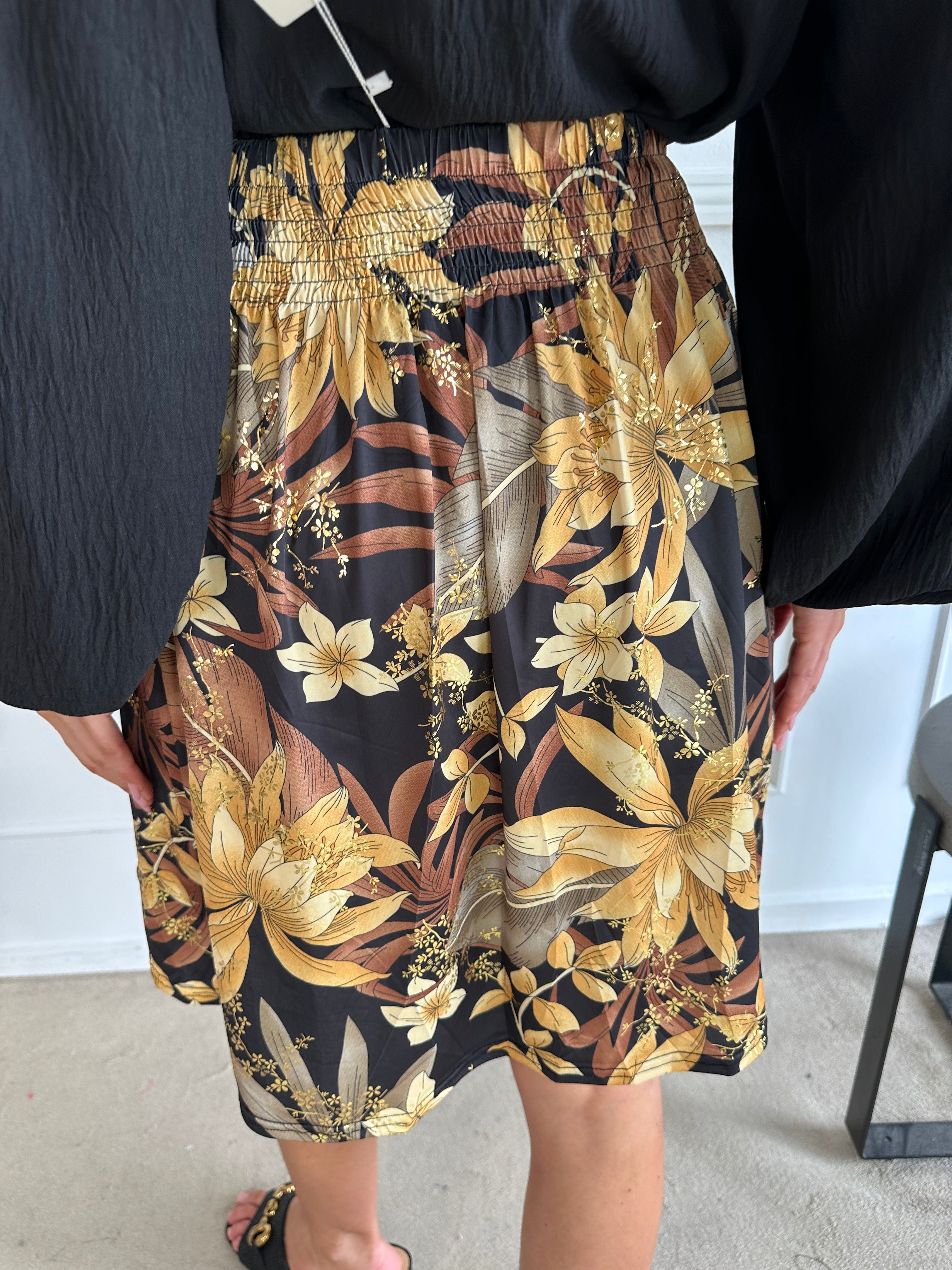 Pams Short Skirt - Kort kjol i skrynkelfritt tyg med fickor