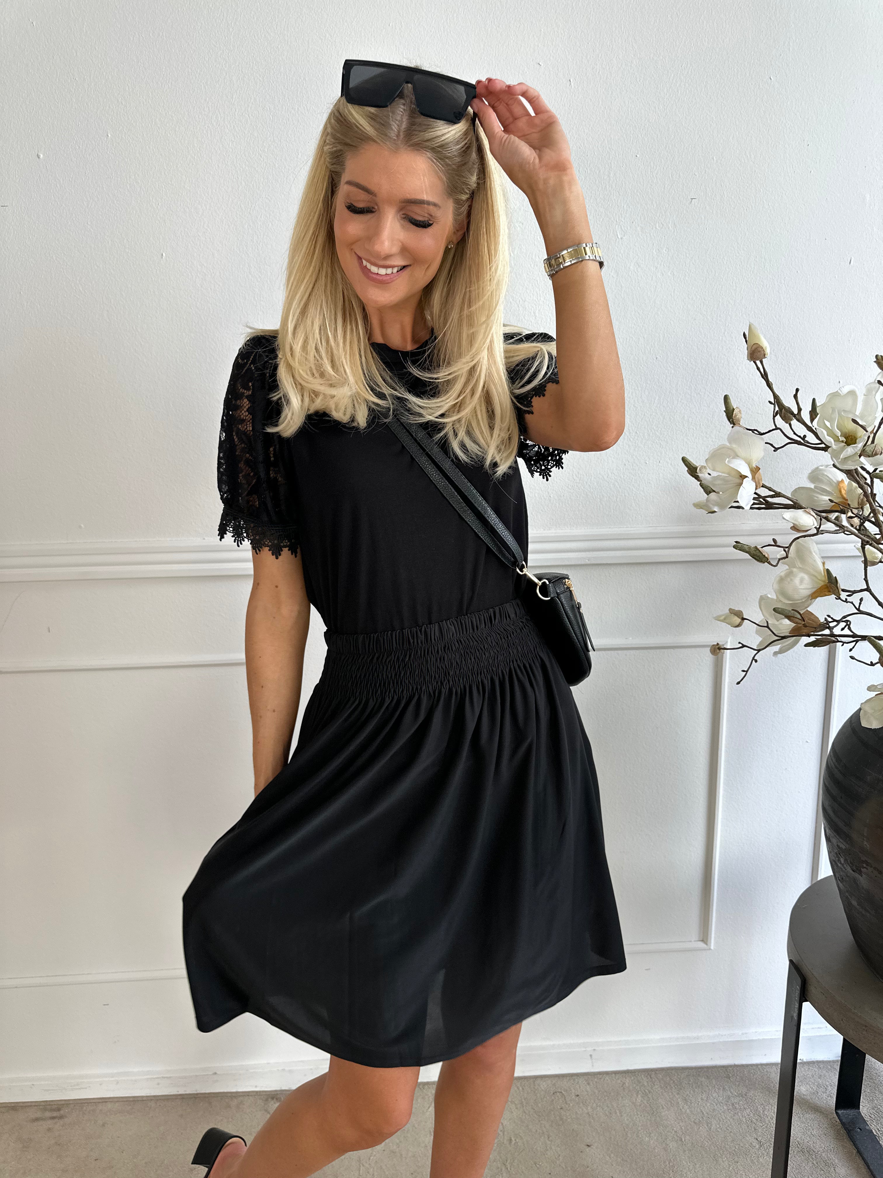Pams Plain Short Skirt - Kort kjol i stretchigt tyg med fickor
