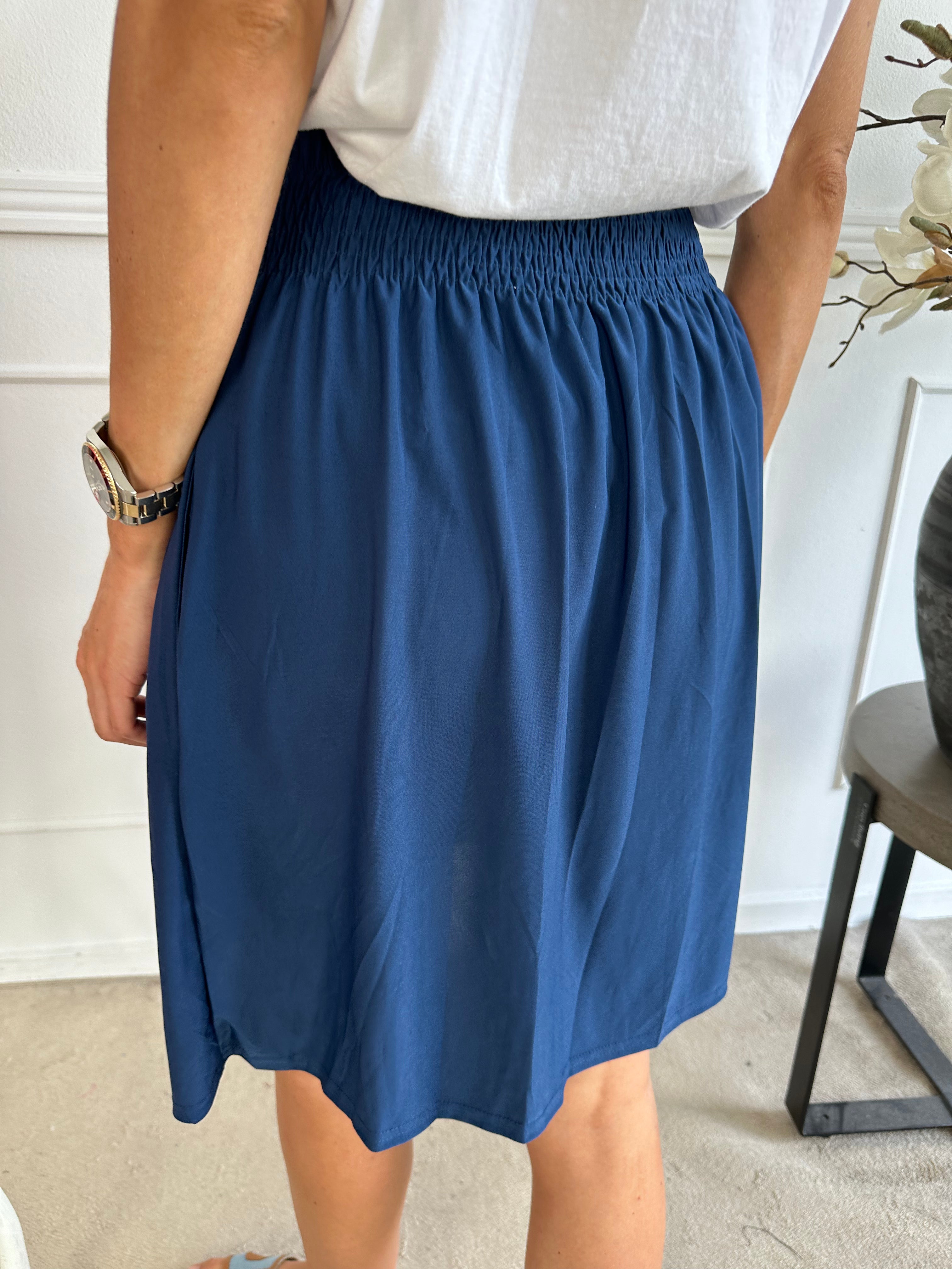 Pams Plain Short Skirt - Kort kjol i stretchigt tyg med fickor