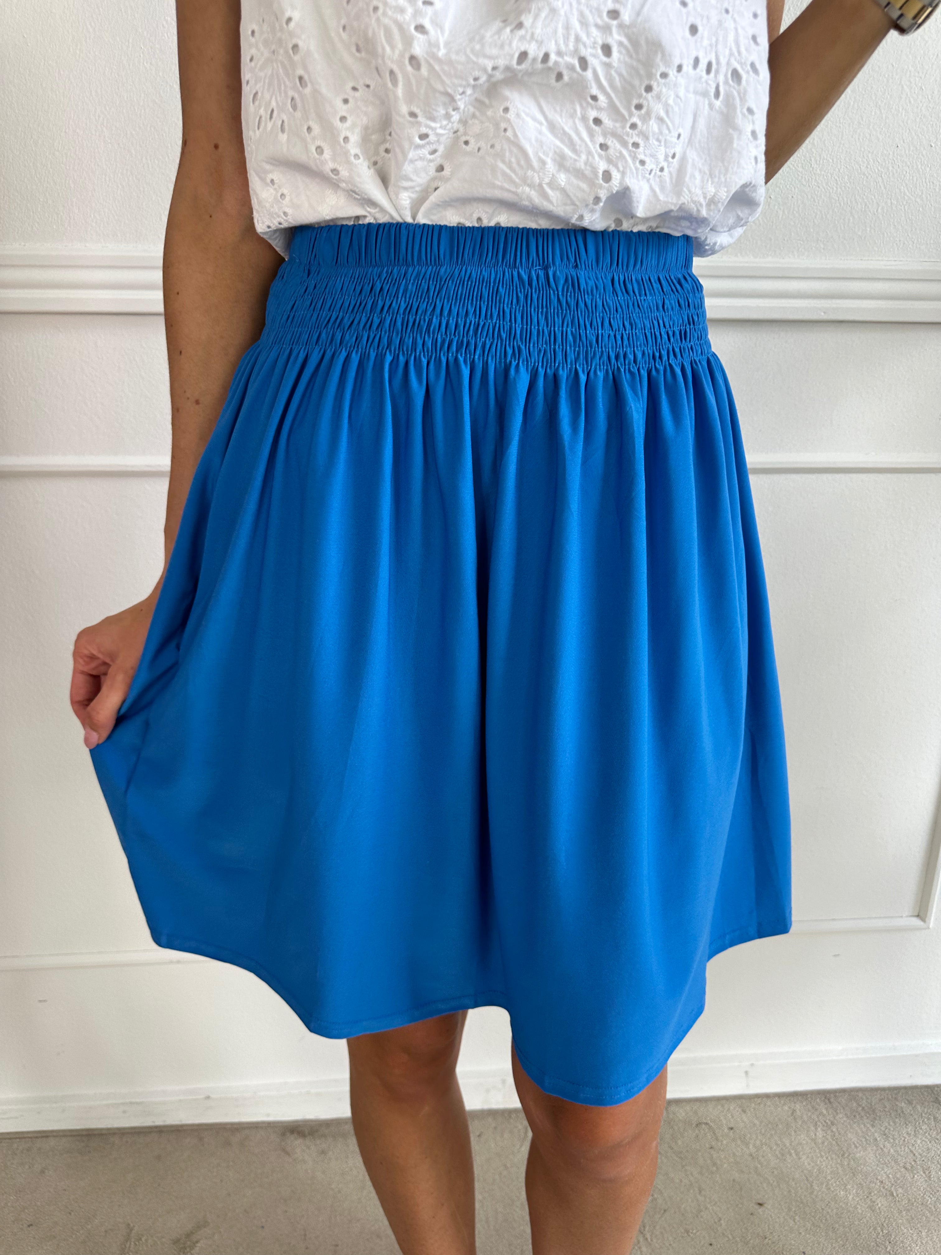 Pams Plain Short Skirt - Kort kjol i stretchigt tyg med fickor