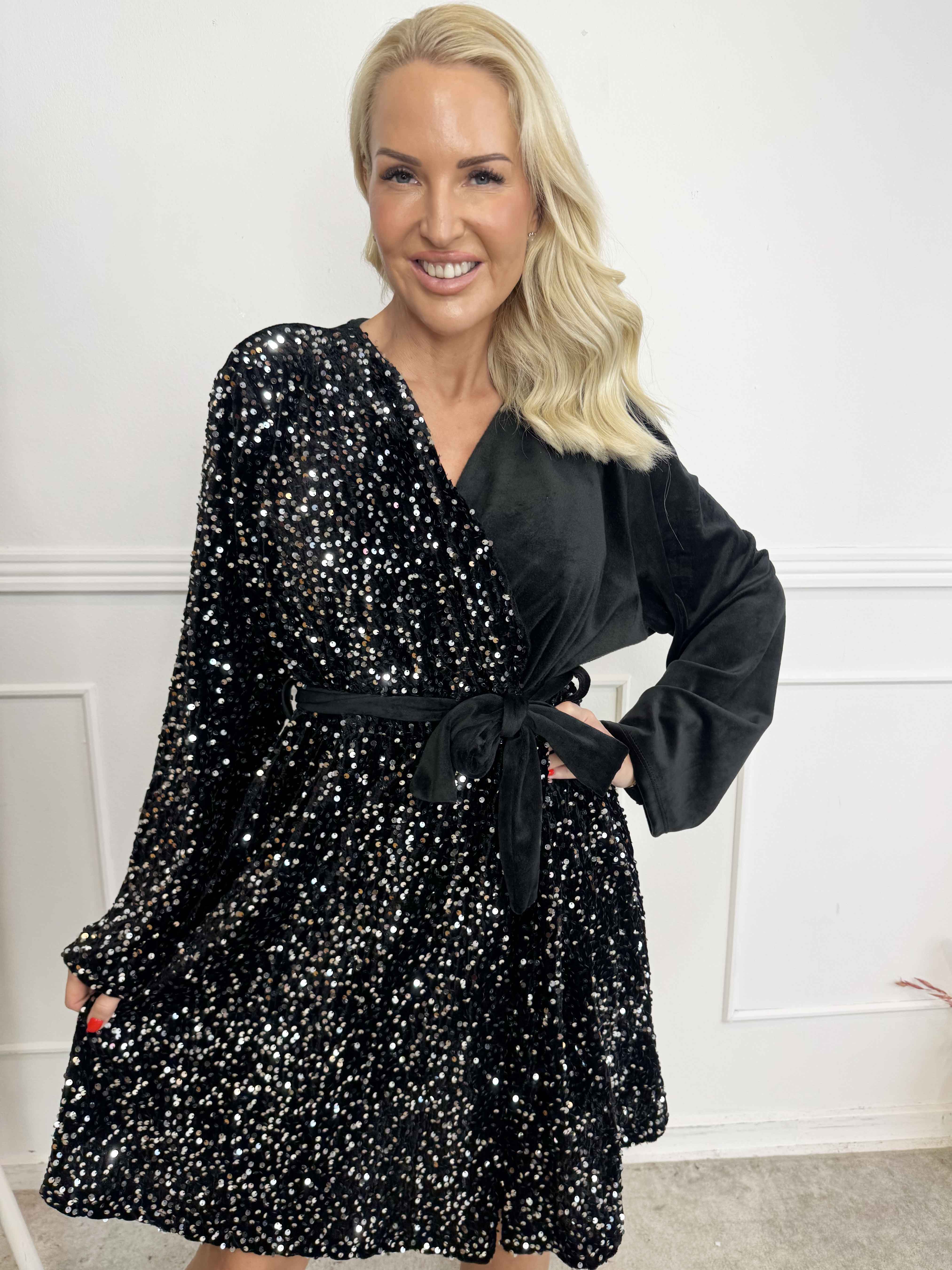 Bling - Söt plus size velourklänning i omlottlook med paljetter